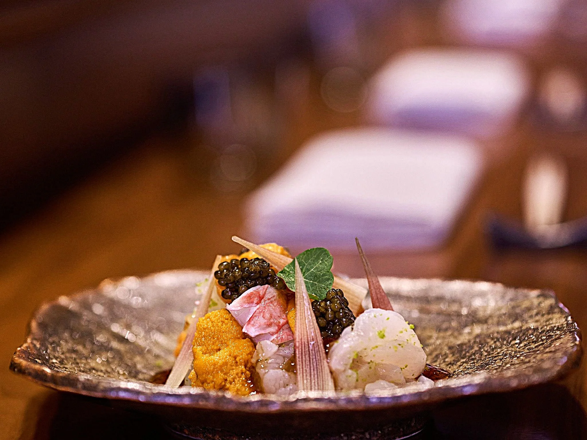 💥🍁🥢🍶✨Featuring raw langoustine and uni, accented by caviar, finely shaved shallots, & tosazu — highlighting purity of ingredients. 💥🍁🥢🍶✨
📸: @gaudichots
#uni #PlatedPrecision #FineDiningArt #1Michelin #MinimalismFlavor #Loveseafoo