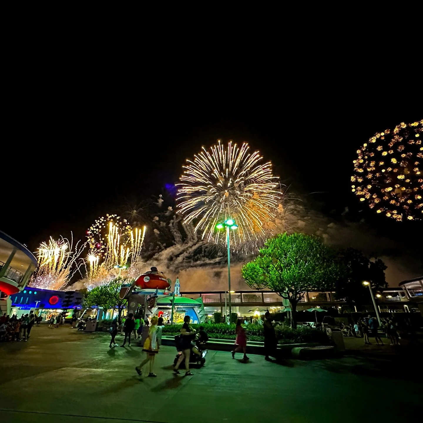 Disney after dark: how to style your travel outfits for Disney vacations when night falls.

Listen:
https://share.transistor.fm/s/ed4a2670

Read:
https://www.1923mainstreet.com/main-street-news/disney-after-dark-how-to-style-an-outfit-for-evening-par