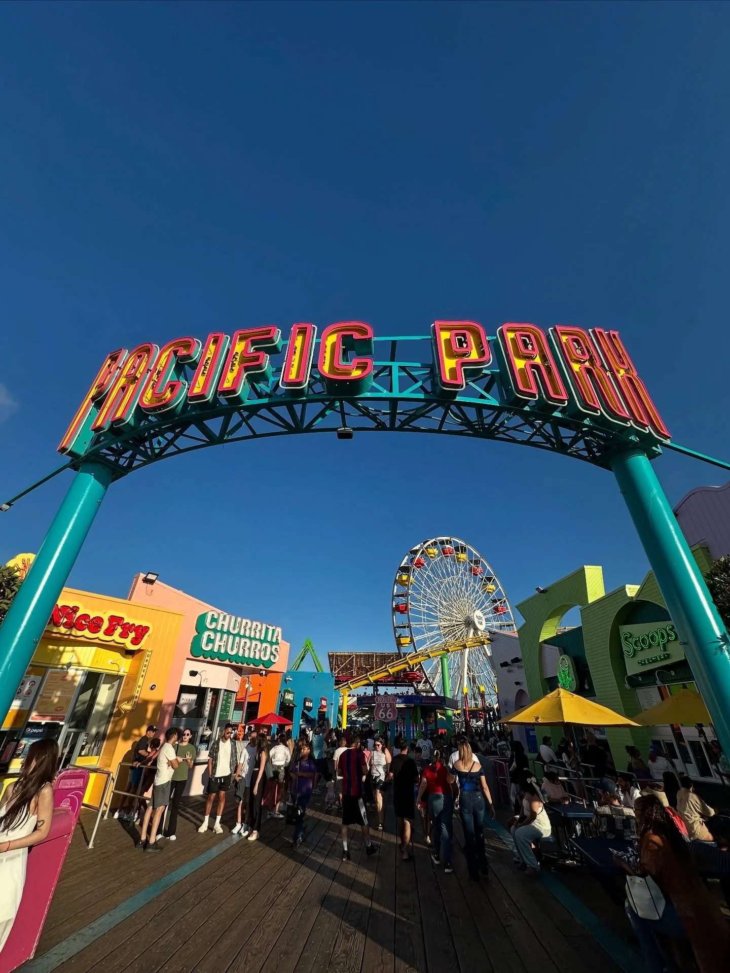 A little Santa Monica Pier for your Wednesday blue sky inspiration.

#santamonica #santamonicapier #pacificpark #california