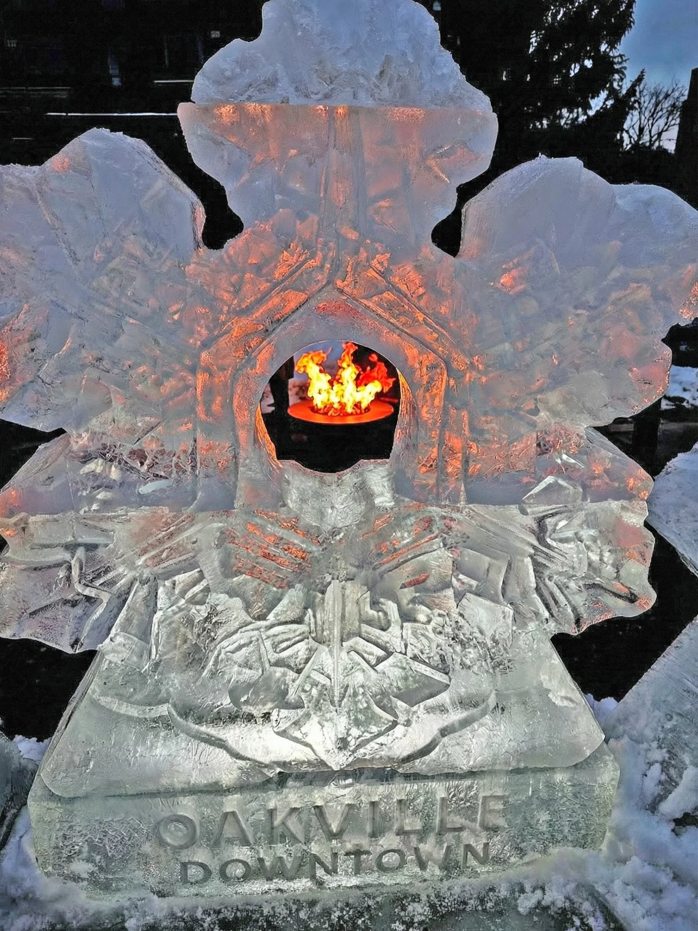 A little Sunday visit to the Downtown Oakville Frost and Flame festivities at Towne Square. Nice little spot to warm up, have a treat and relax by the fire with some music My favorite pic from the day. 

#downtownoakville #oakville #oakvilleontario