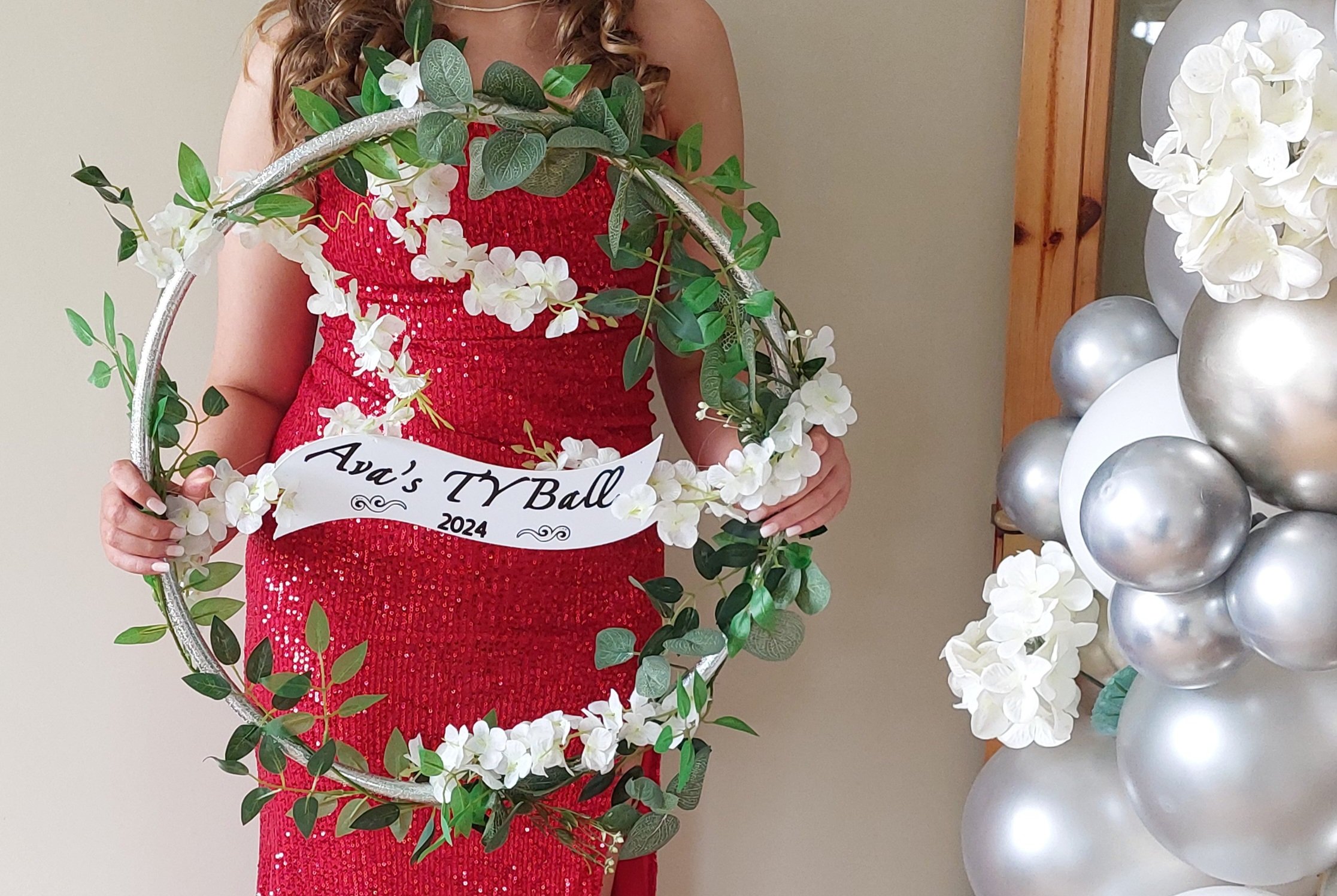 ITEM #5
€25
Handheld balloon hoop with personalised sign and foliage.