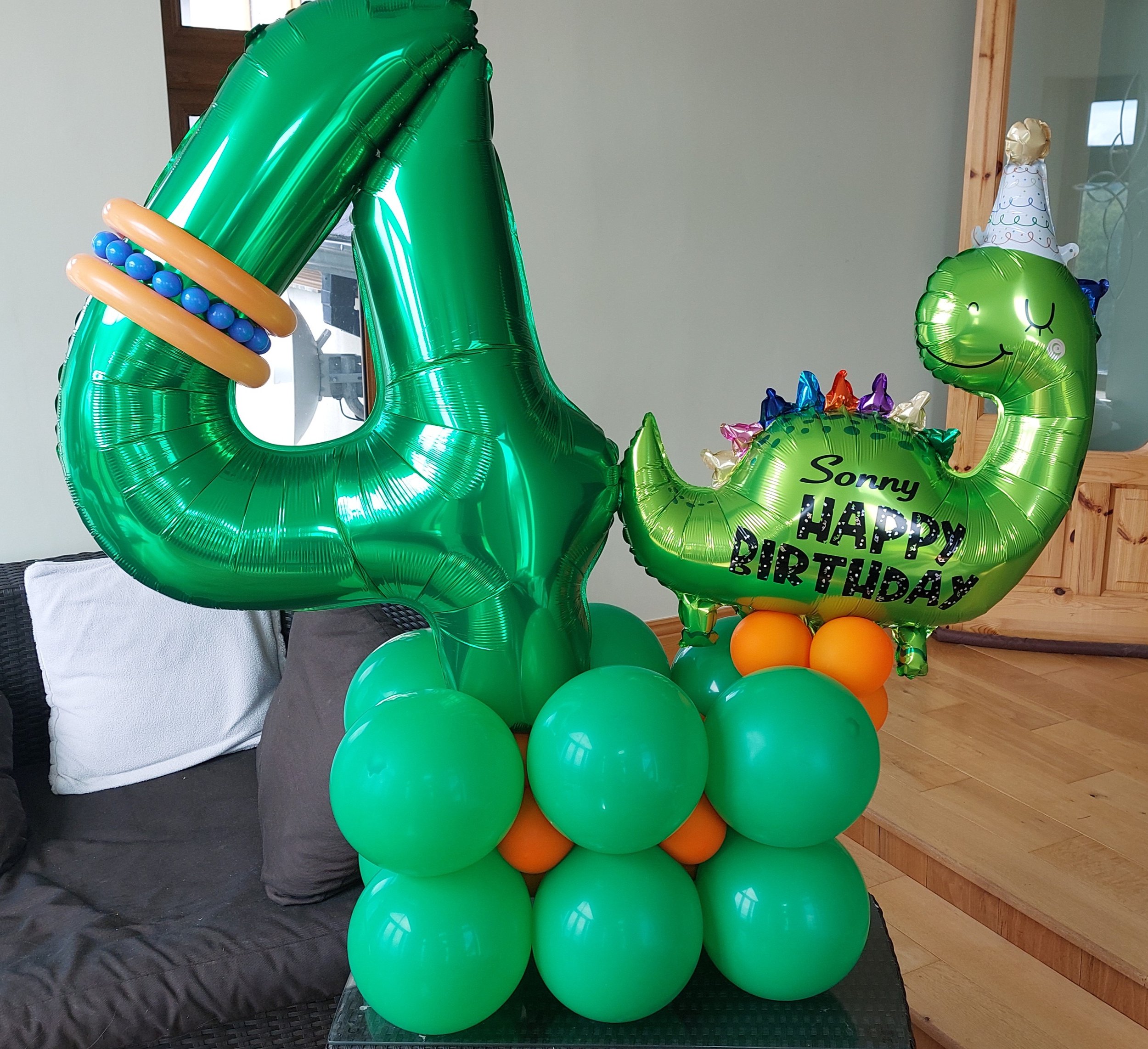 ITEM #44
€45
Personalised dinosaur balloon display with large number balloon.