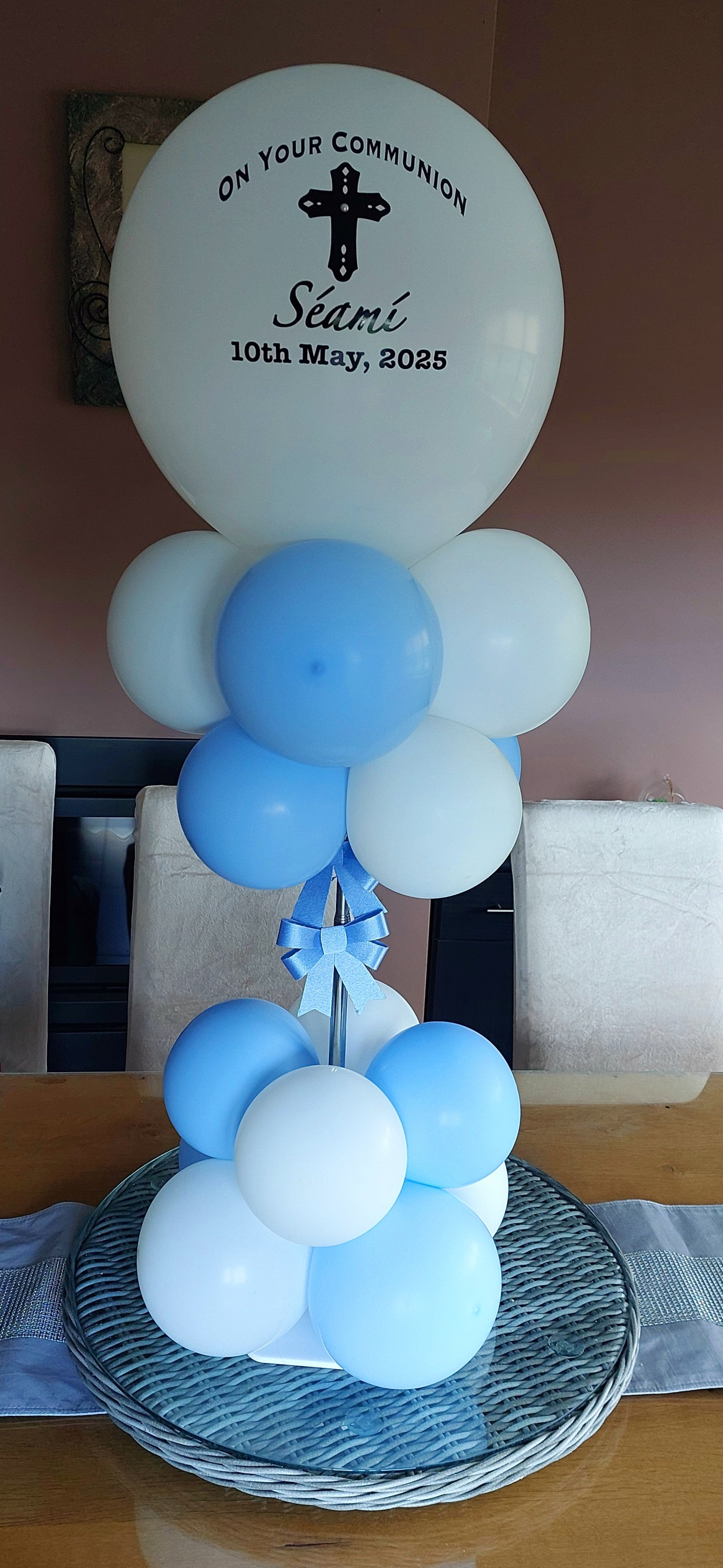 ITEM #74
€50
Extendable personalised table display with mini bows (blue).