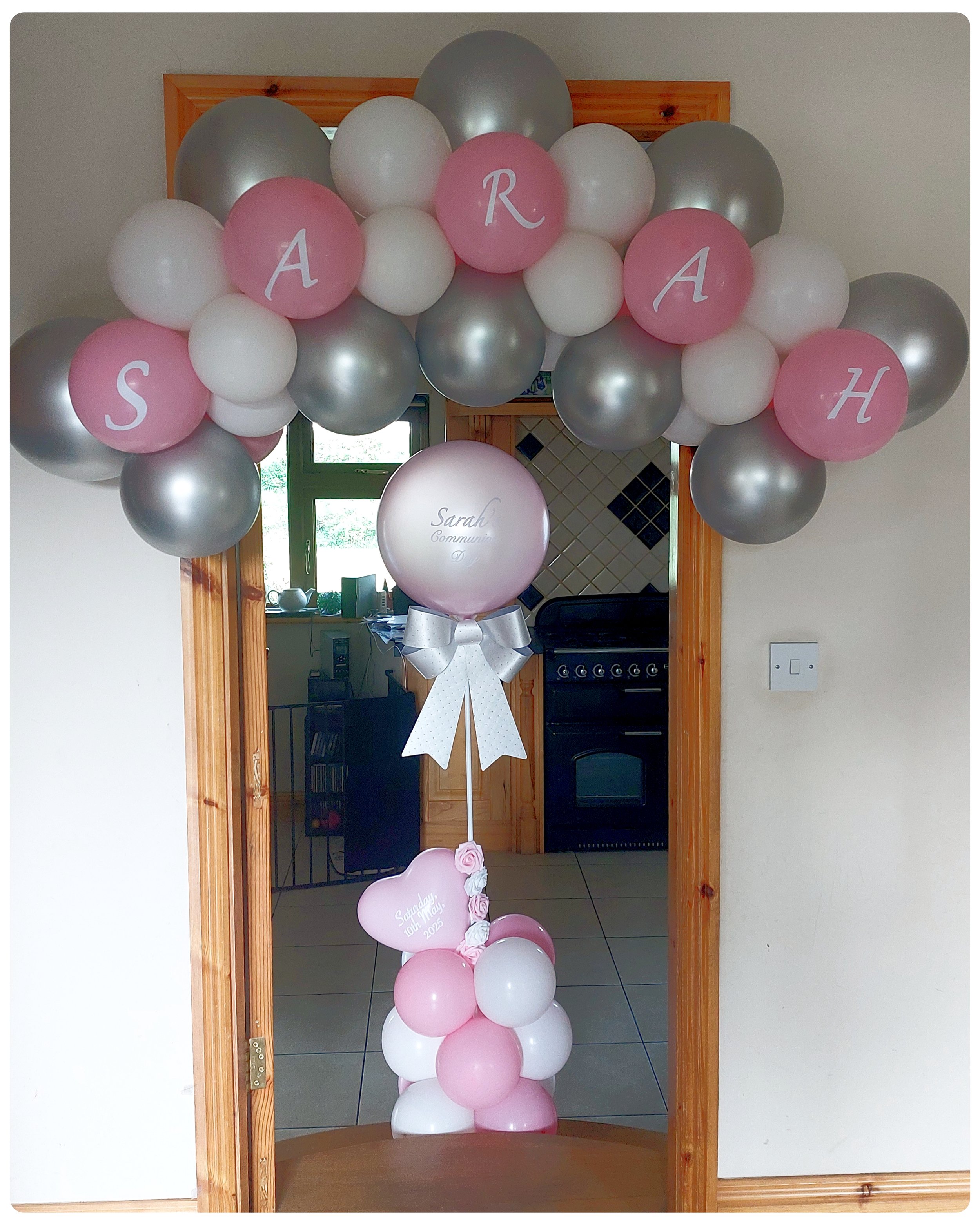 ITEM #63
SPECIAL DEAL €100
Personalised 5ft balloon arch with personalised extendable floor display with mini heart foil balloon with big bow and roses (pink).
