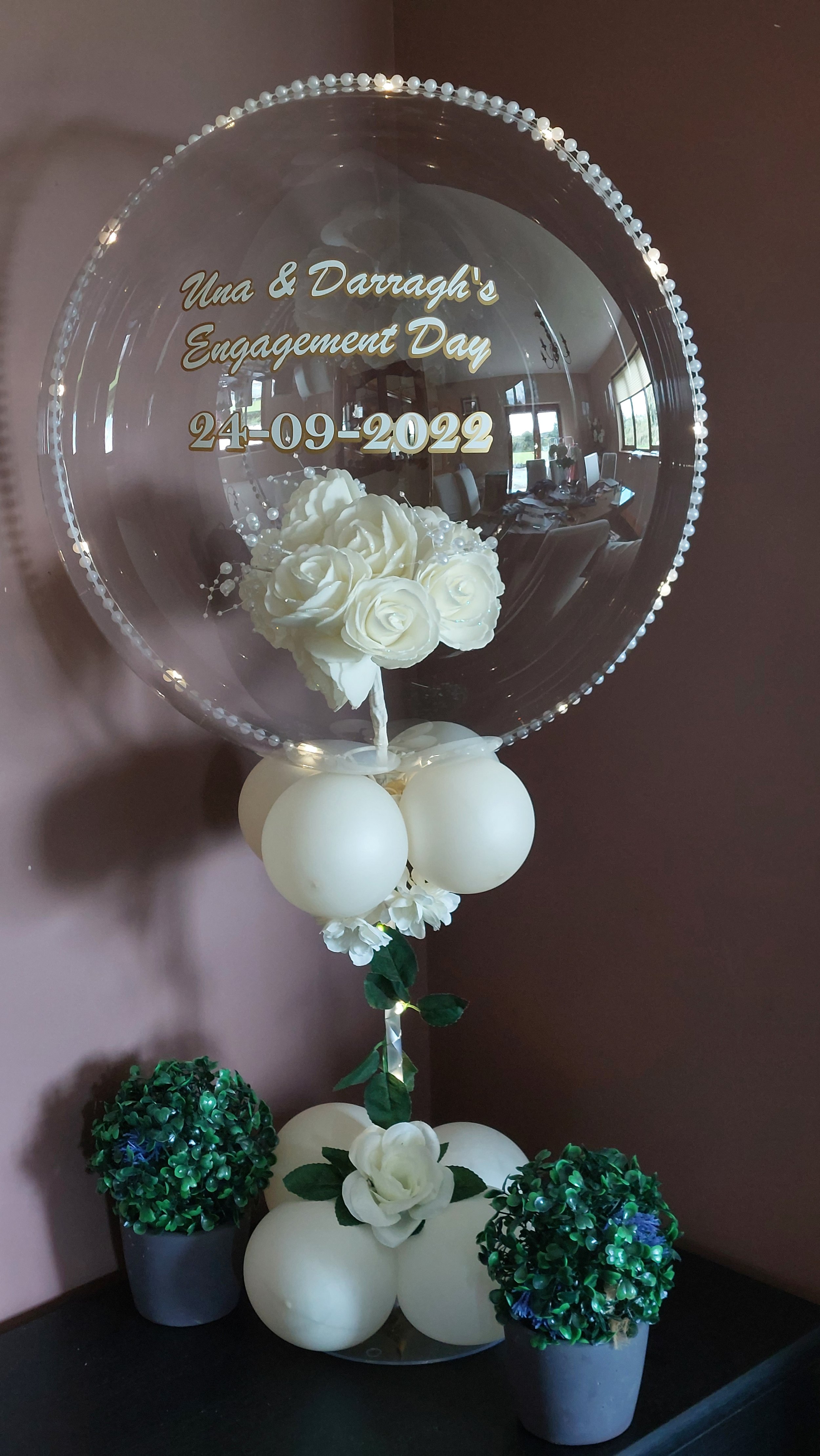 ITEM #17
€50
Engagement day bubble balloon with bouquet of flowers inside. (includes lights).