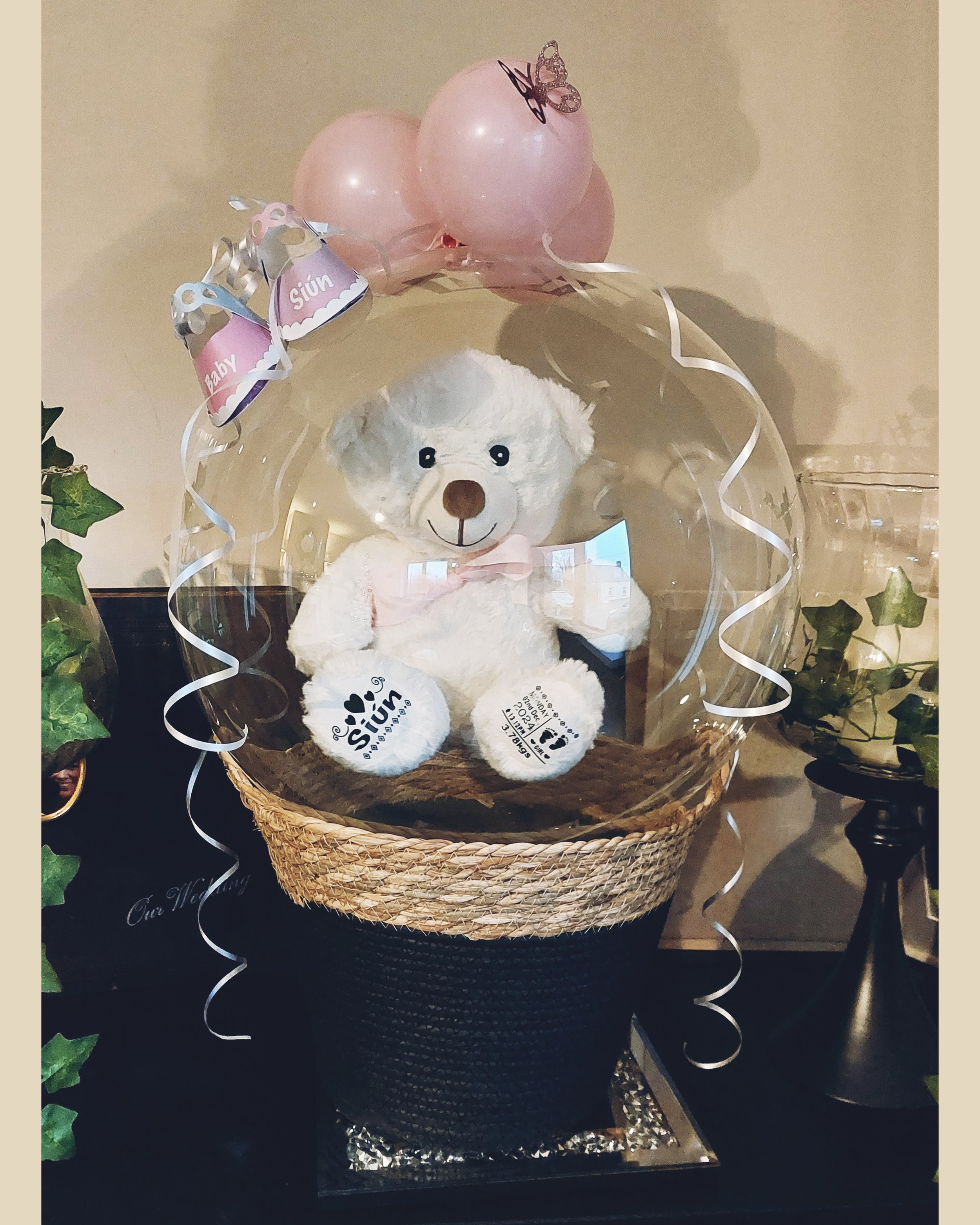 ITEM #1
€45
Bubble balloon display with basket, shoe decorations, balloons and a personalised teddy. (Pink)