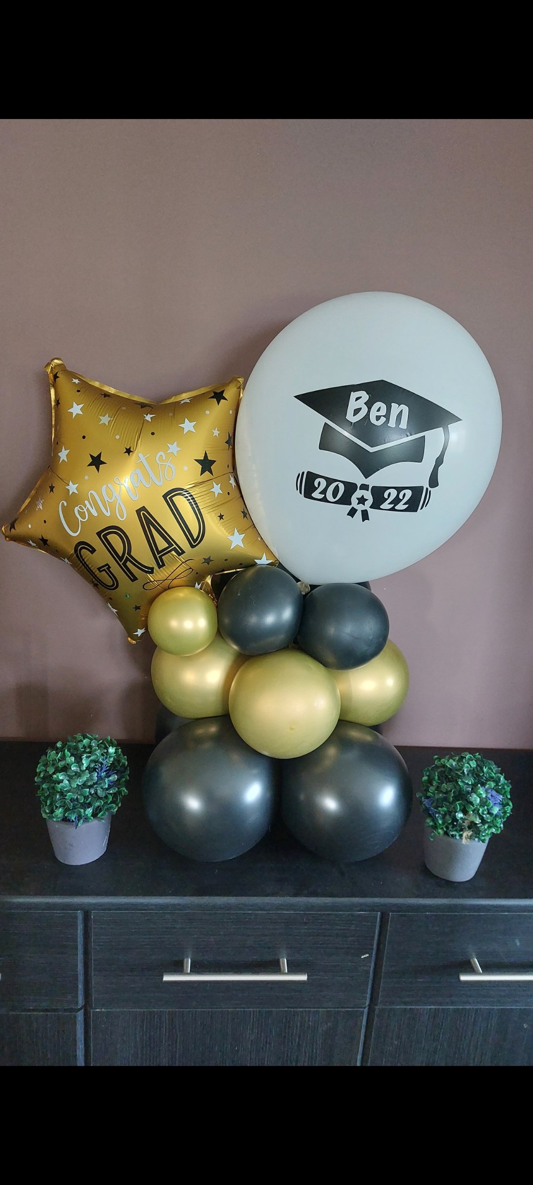ITEM #10
€40
Personalised balloon display for graduation.