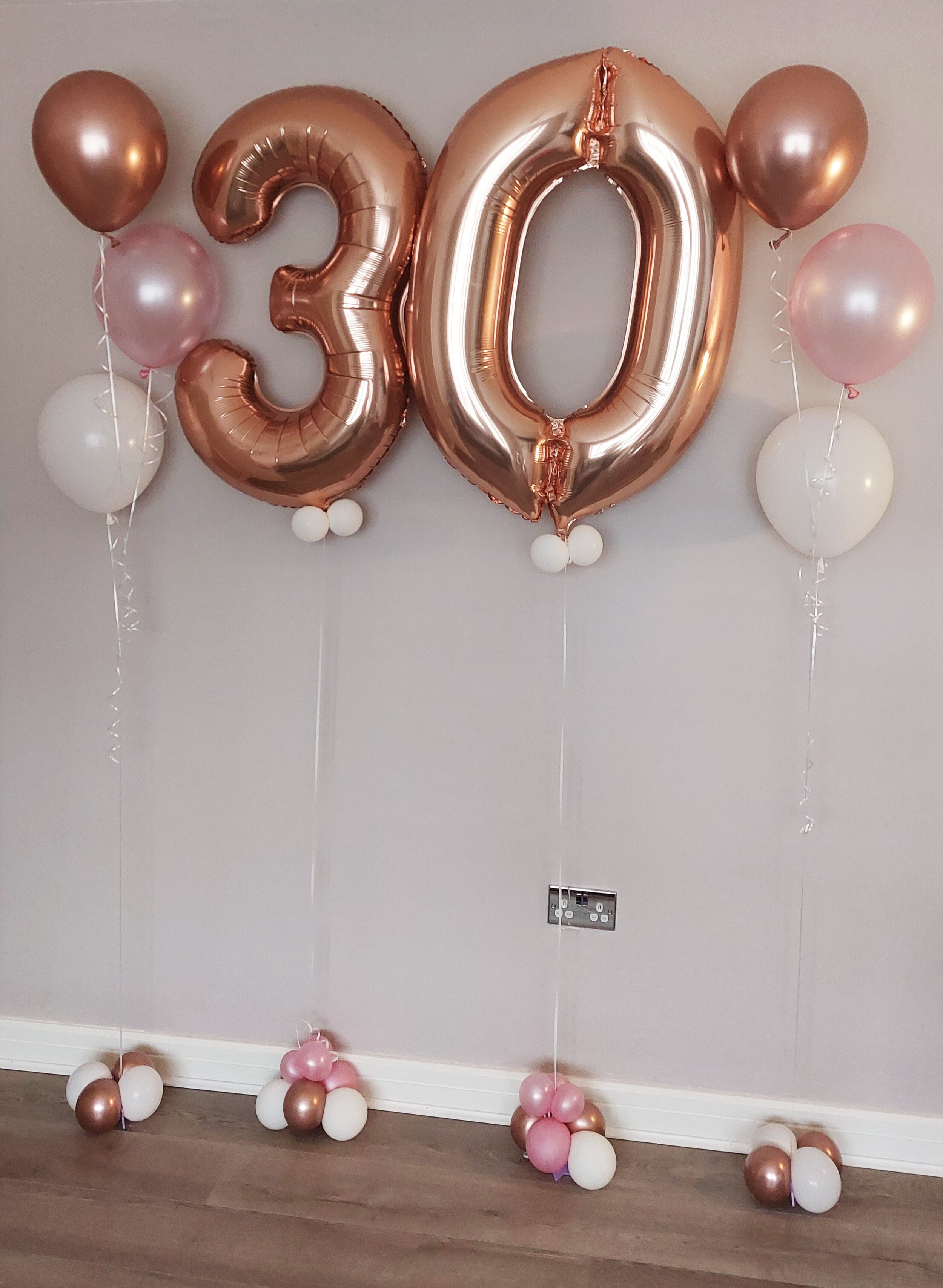 ITEM #61
€12.50 per number balloon and €12 per balloon bunch.
Helium filled number balloons with 2 balloon bunches.