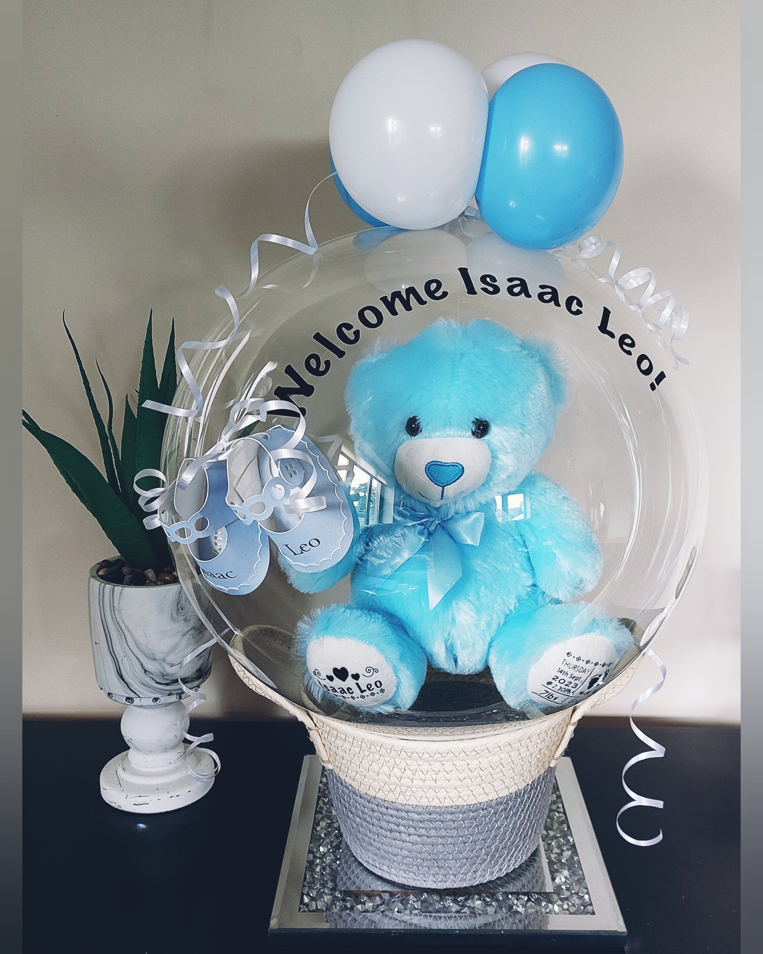 ITEM #17
€45
Personalised bubble balloon basket with personalised teddy, mini balloons and mini shoes. (Blue).