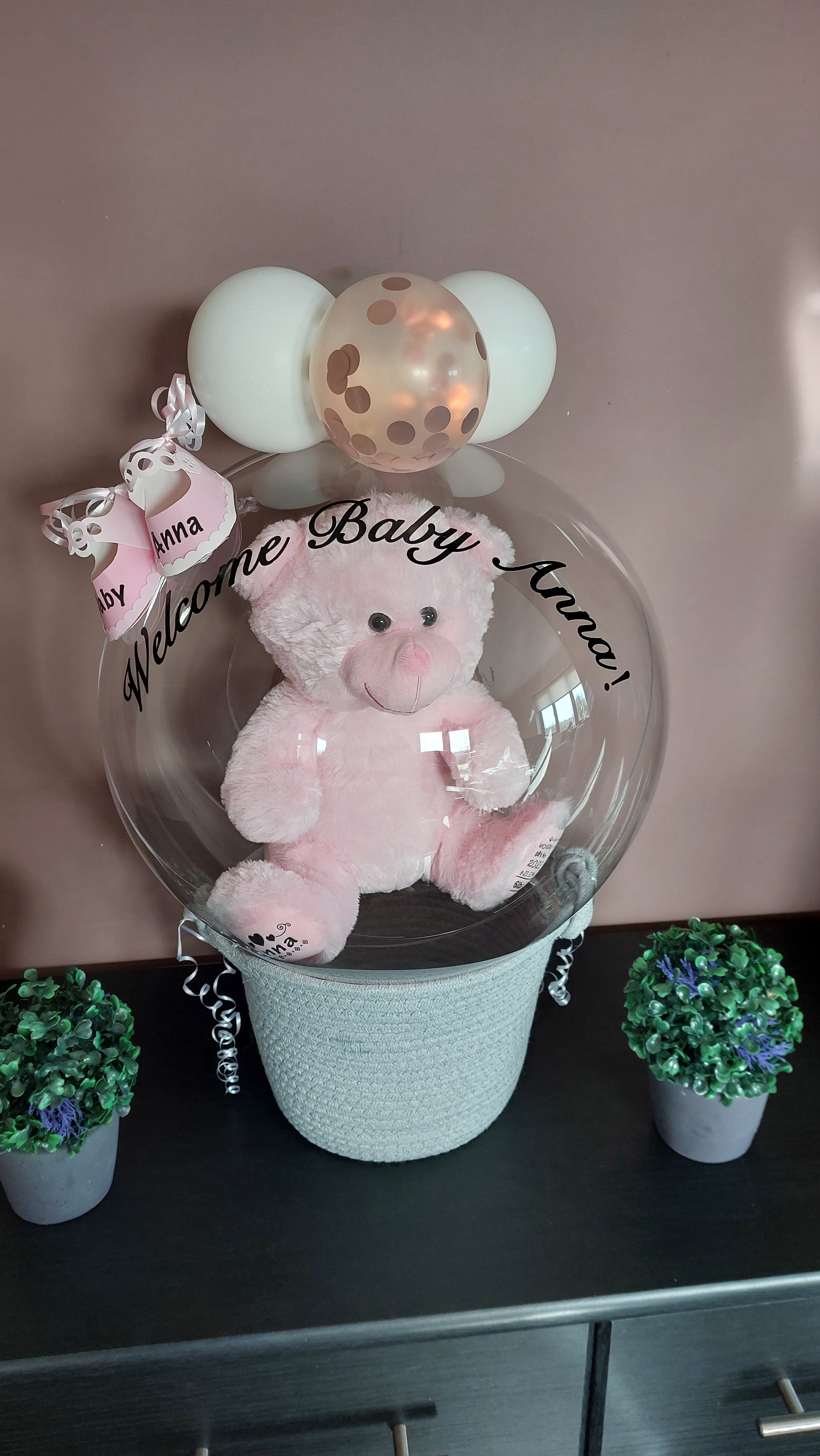 ITEM #14
€45
Personalised bubble balloon basket with personalised teddy, mini balloons and mini personalised shoes.