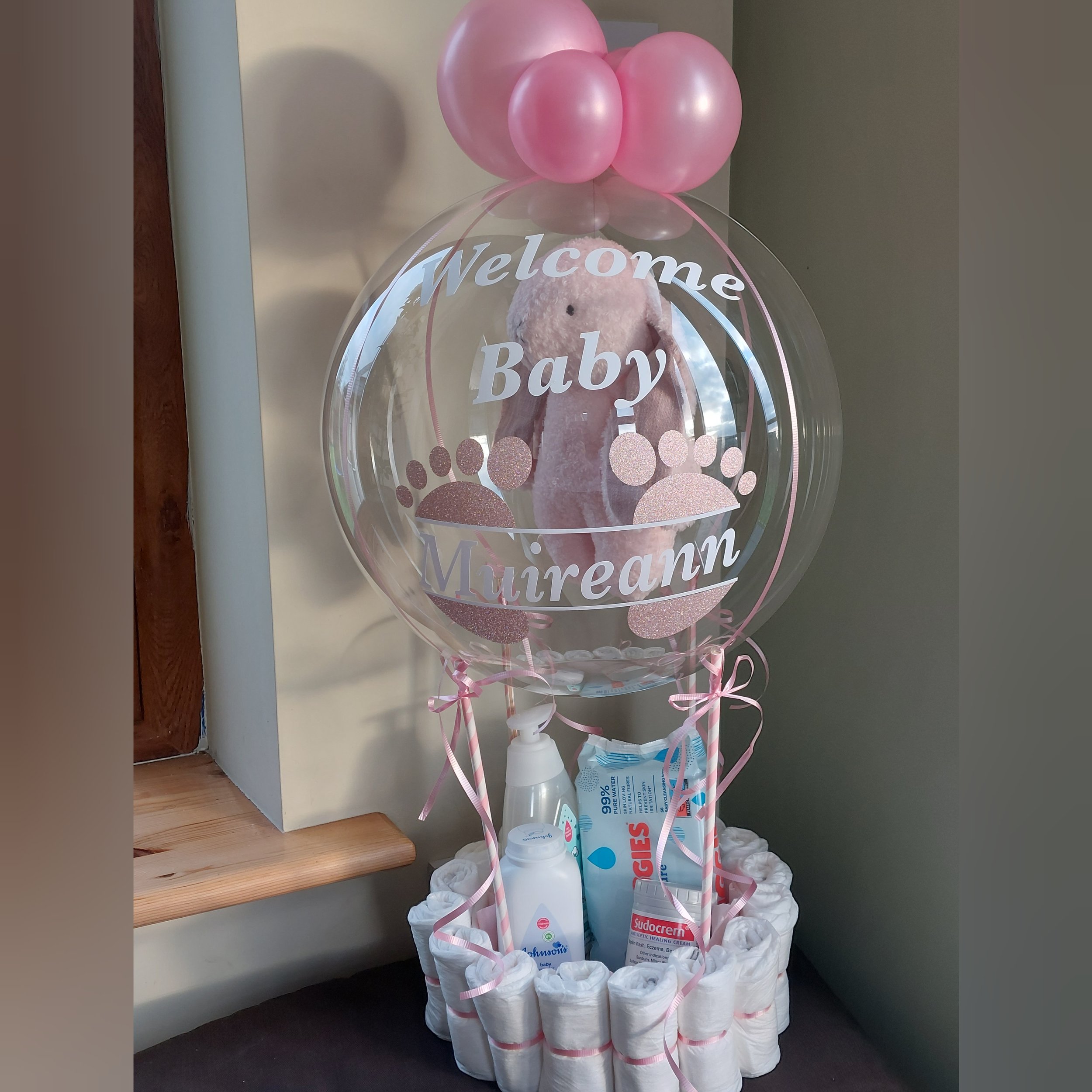 ITEM #31
€60
Personalised hot air balloon inspired balloon display with basket surrounded with nappies and customizable baby supplies. Also includes a personalised bunny teddy.