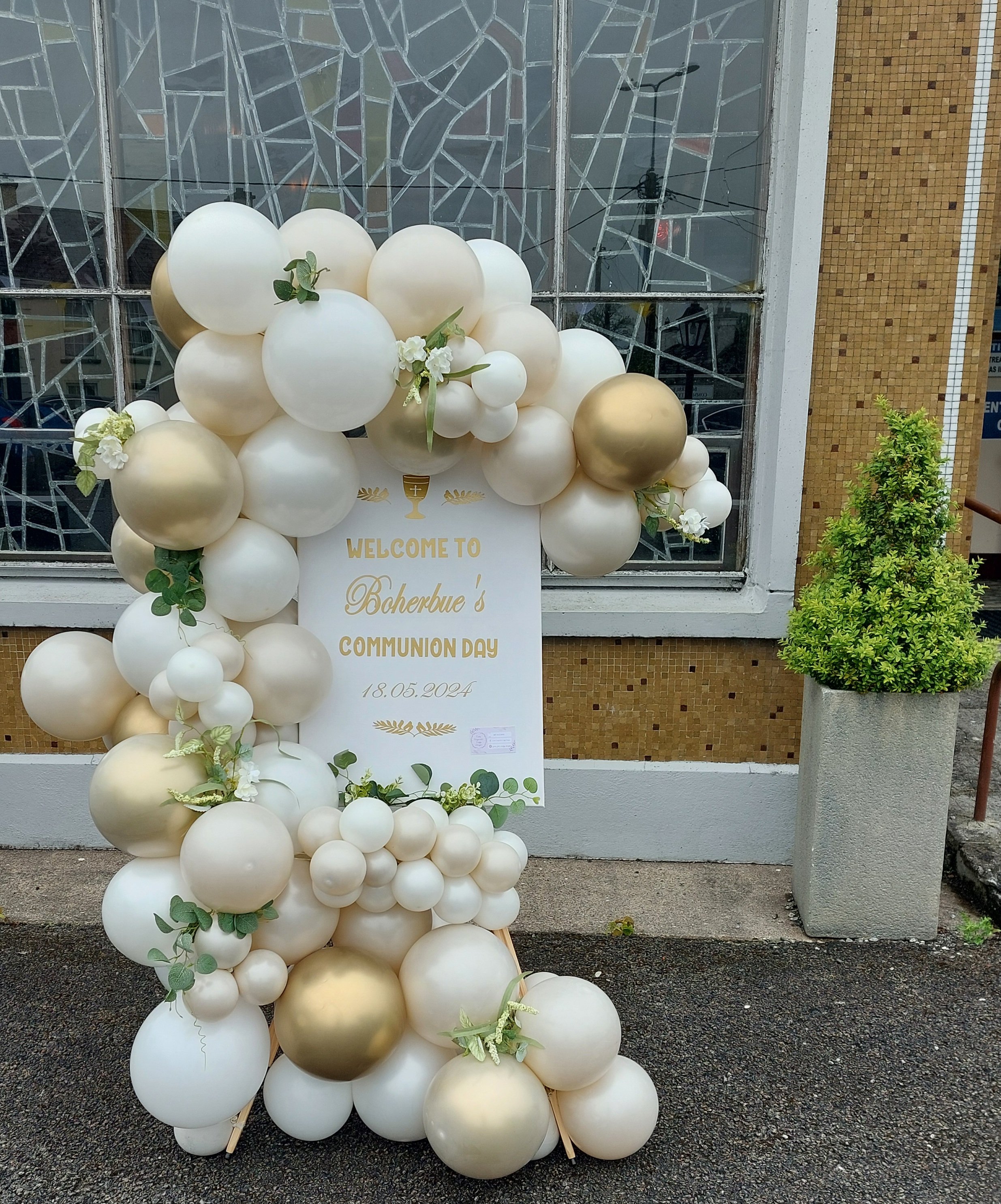 ITEM #37
*Enquire for price*.
Personalised Communion sign hugged with balloons, greenery and flowers.