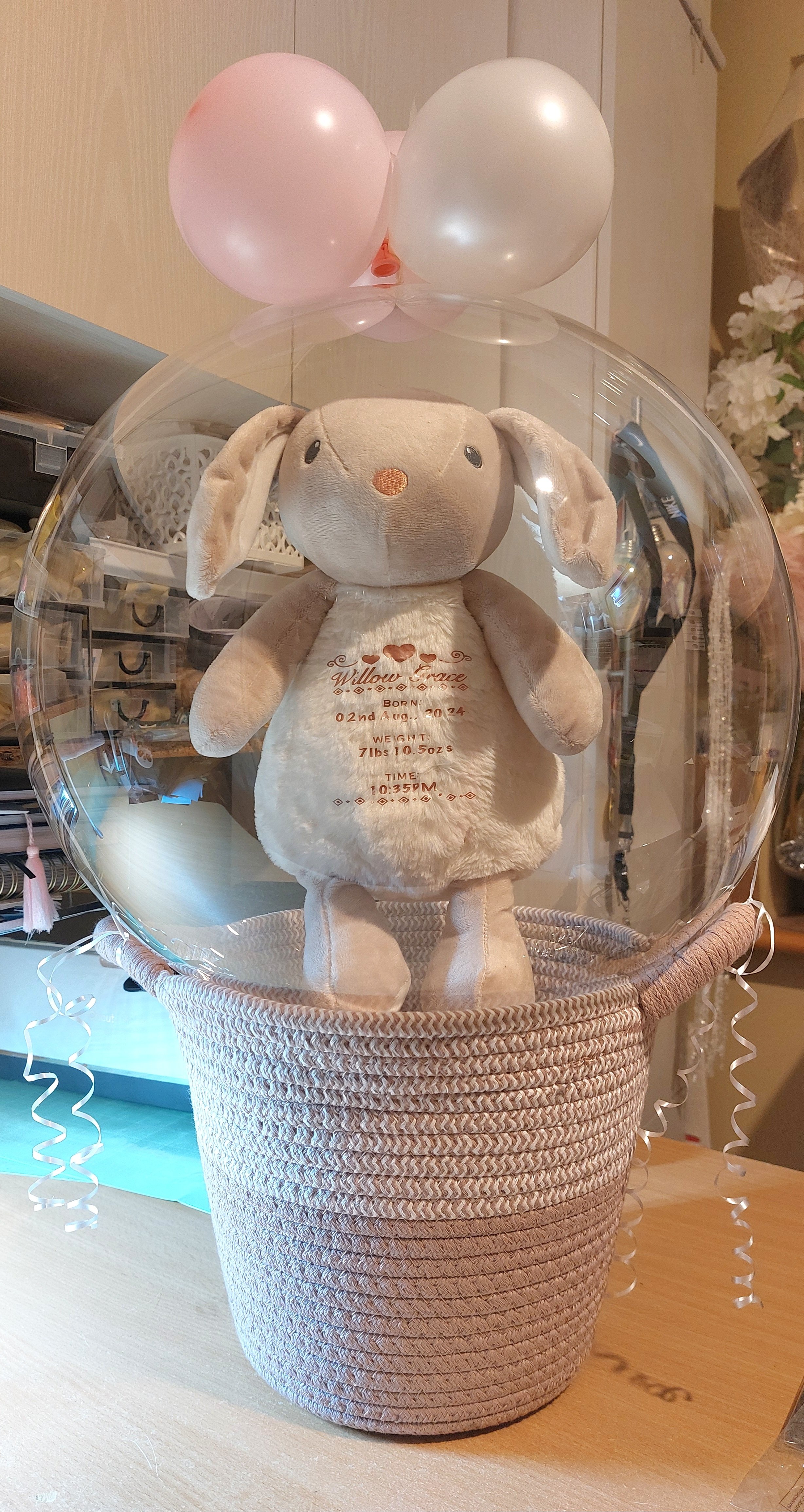 ITEM #8
€40
Bubble balloon basket with personalised bunny teddy.