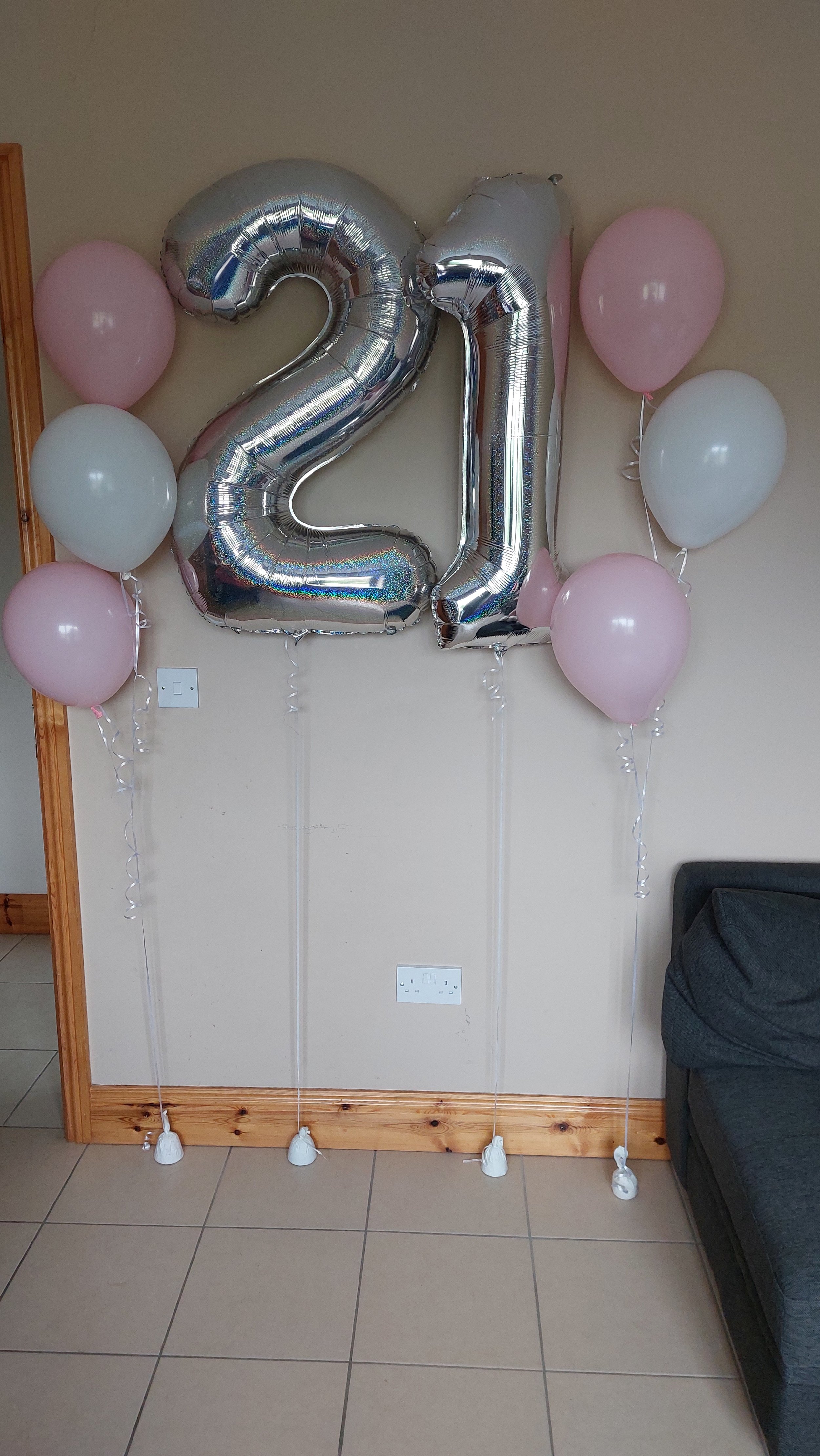 ITEM #56
€12.50 per number balloon €10 per balloon bunch.
21st number balloons with 2 sets of helium bunches.