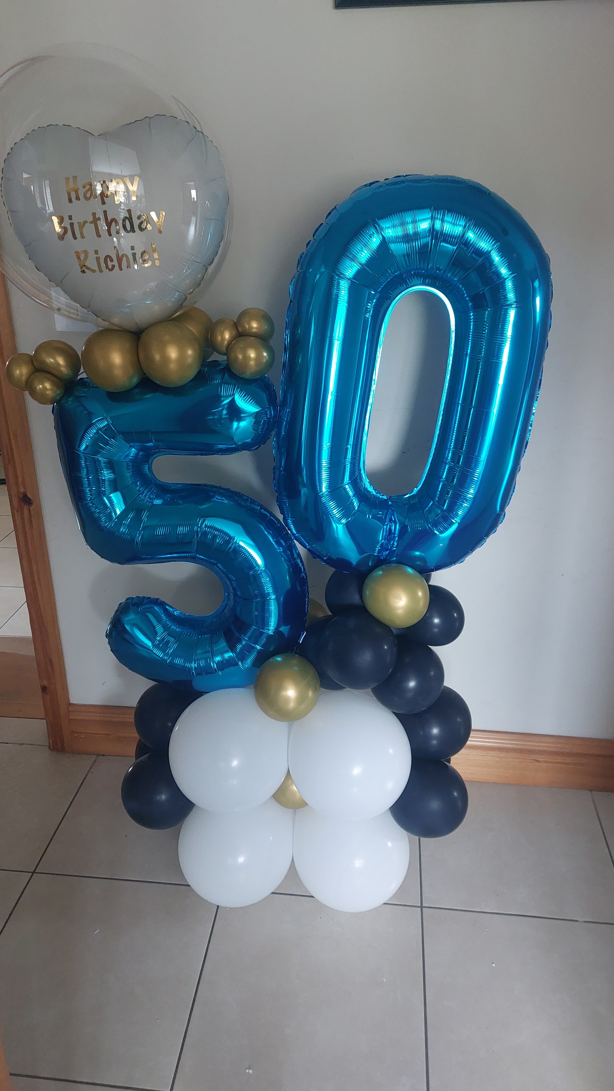 ITEM #107
€56
50th balloon display with personalised heart balloon with outer bubble balloon.