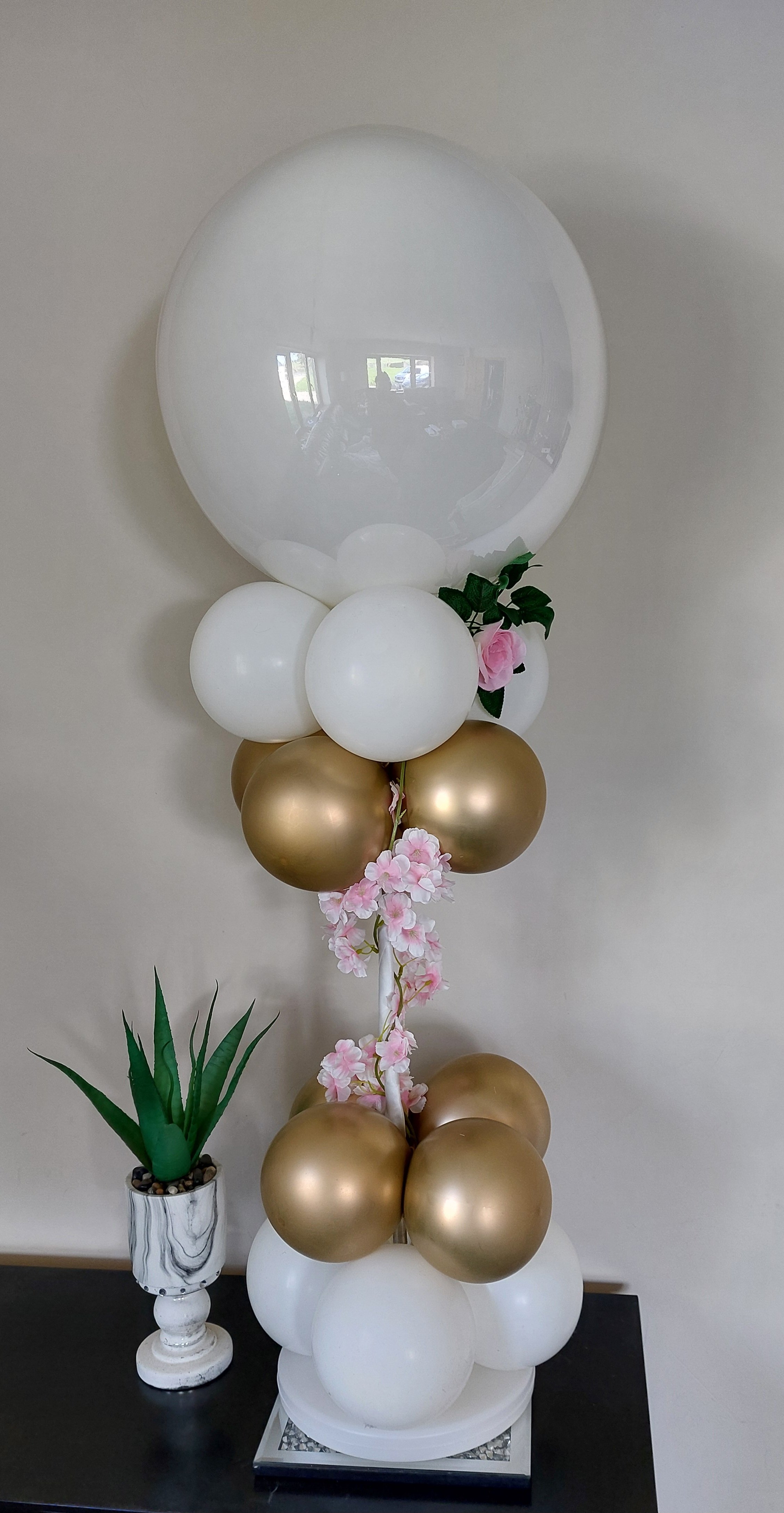 ITEM #36
*€55 (can be personalised for that price)*
Large table display with roses.