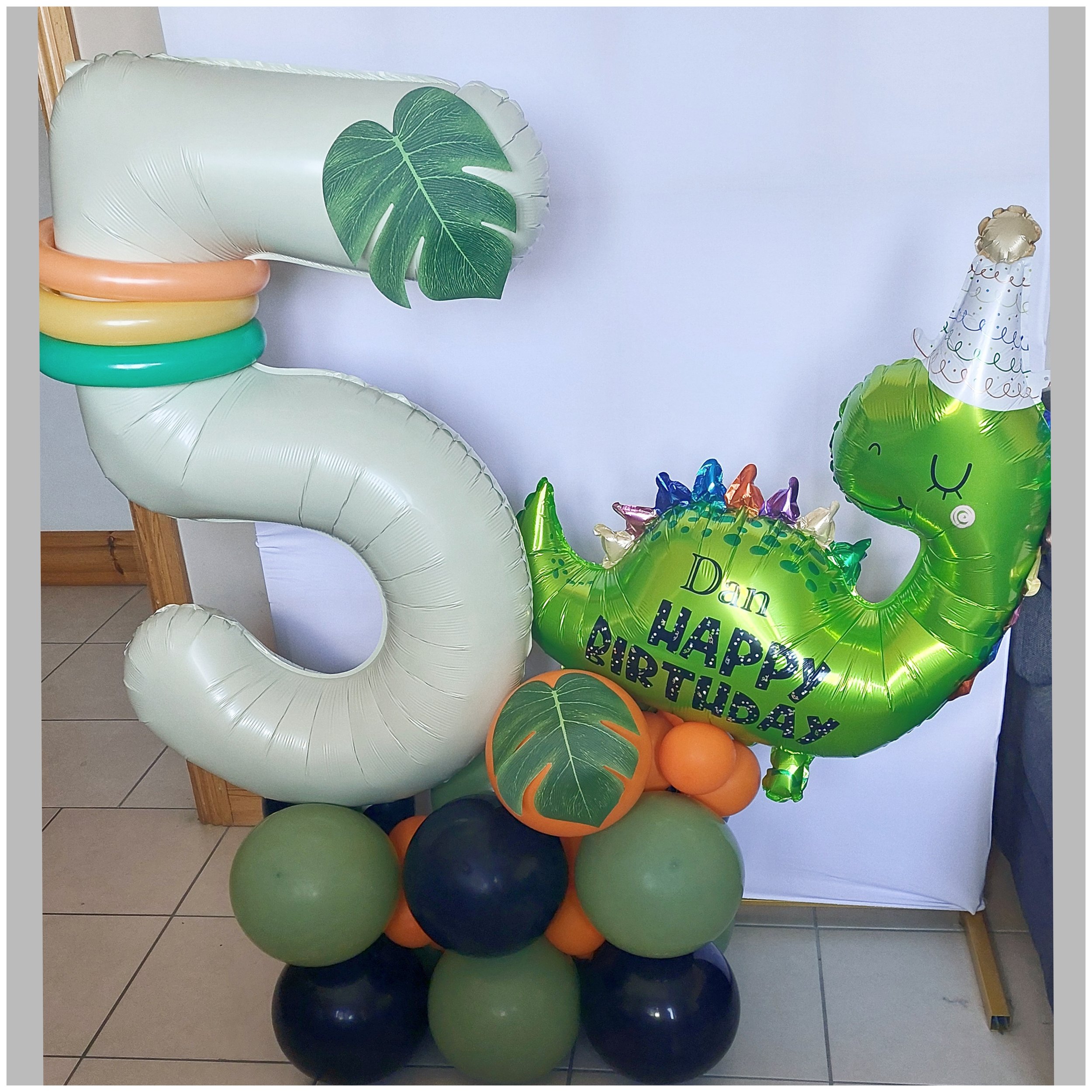 ITEM #103
€45
Dinosaur balloon display.