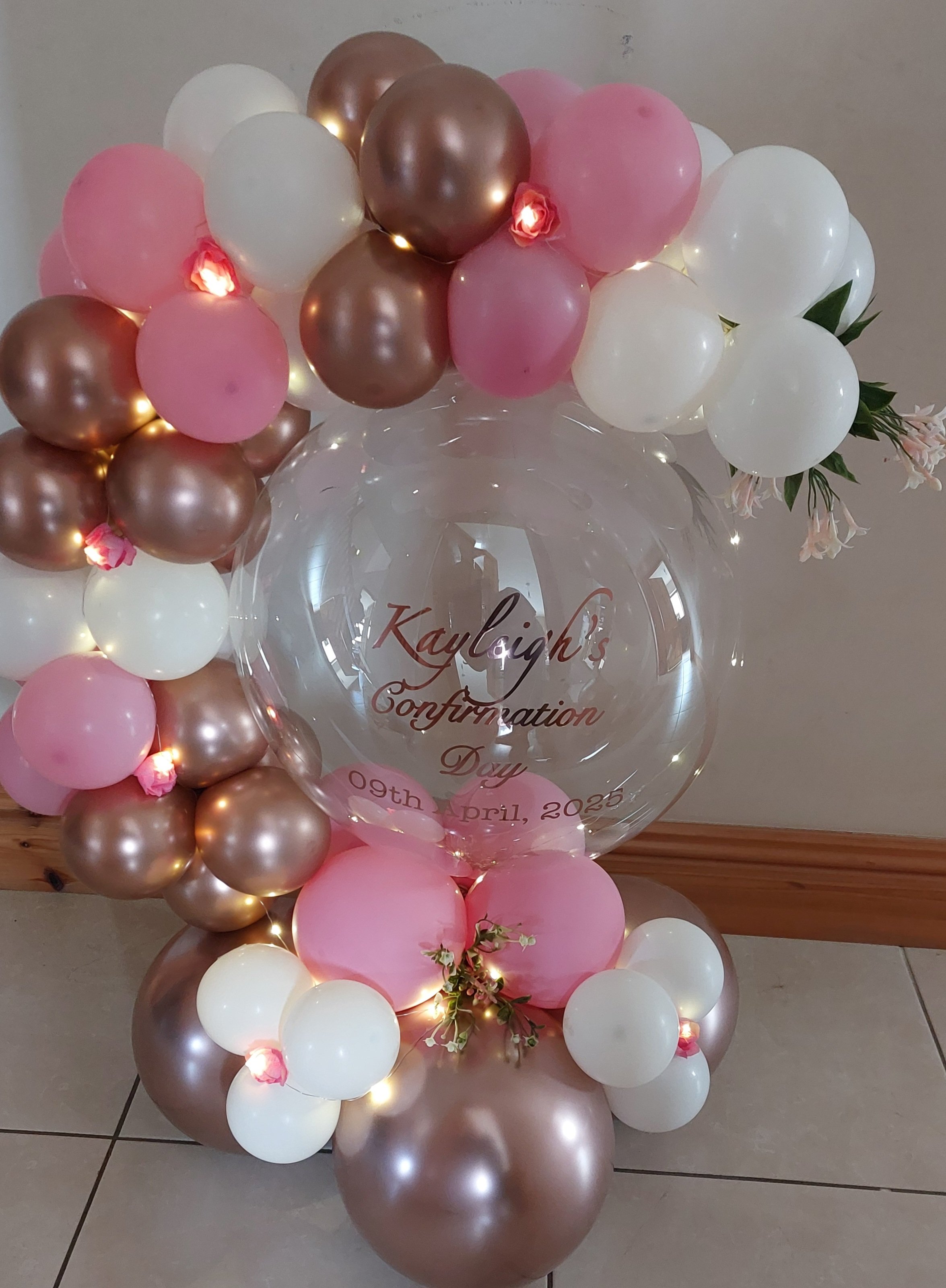 ITEM #57
€60
Personalised balloon hug with flowers and lights.