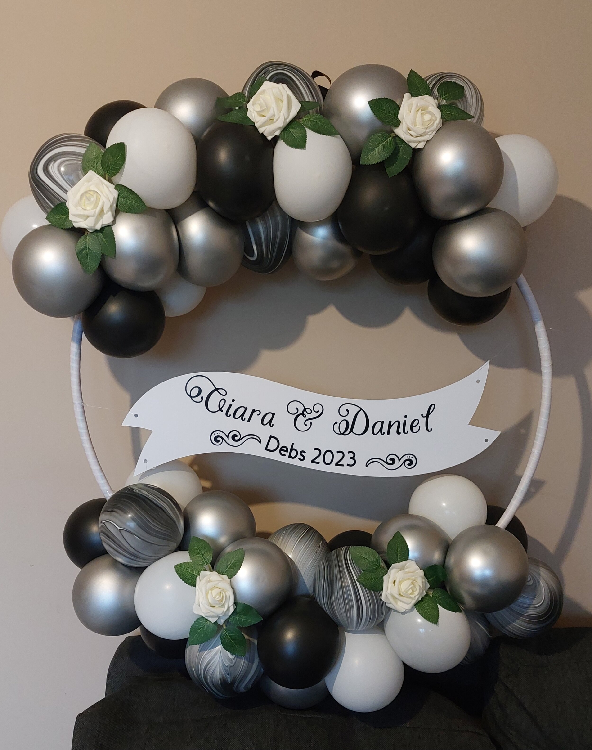 ITEM #10
€45
Balloon hoop with personalised sign and foliage.