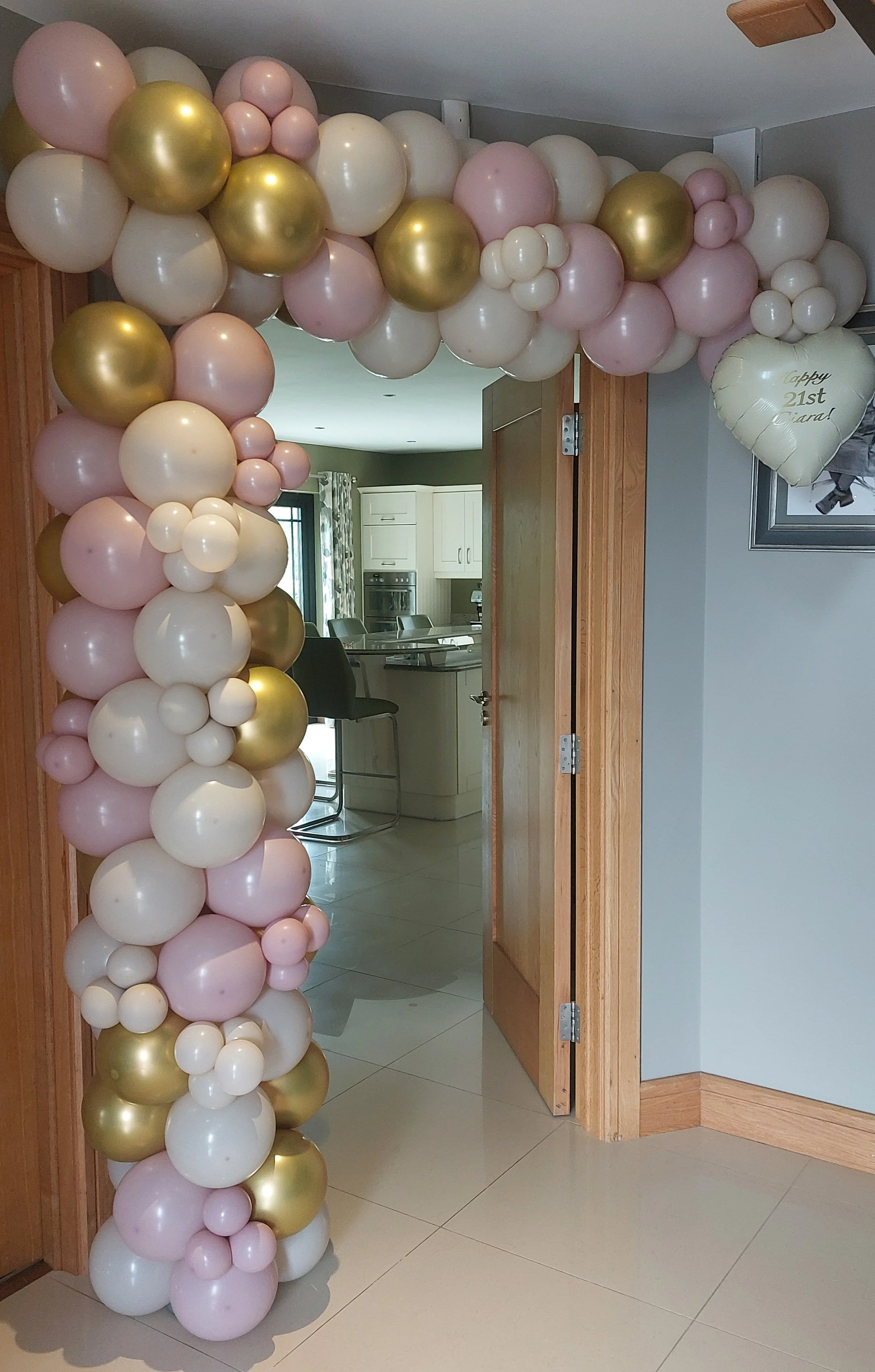 ITEM #165
€150
Large 12ft balloon arch with personalised heart balloon.
