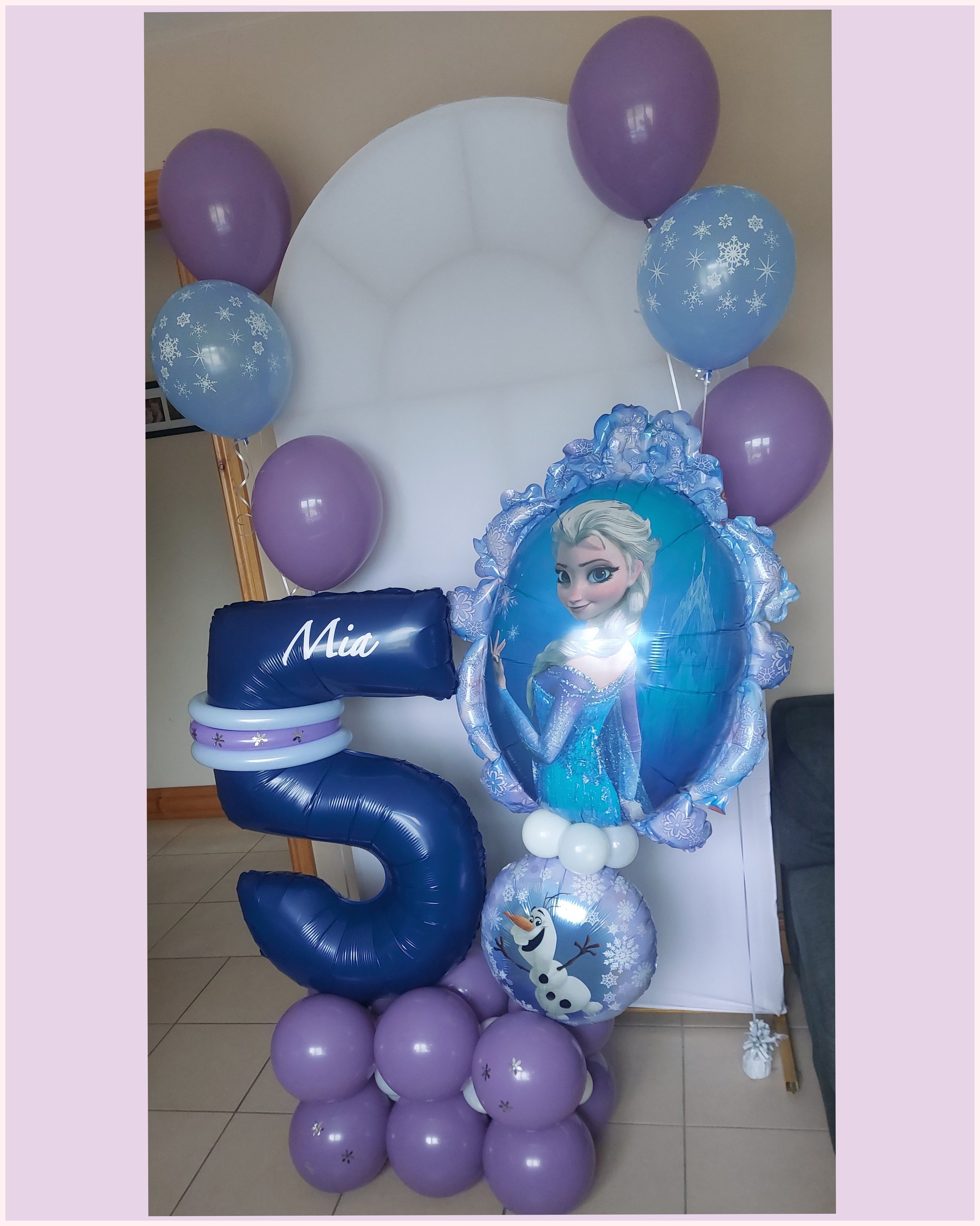 ITEM #110
€45 for display and €10 per balloon bunch.
Frozen balloon display (personalised) + helium filled balloon bunches