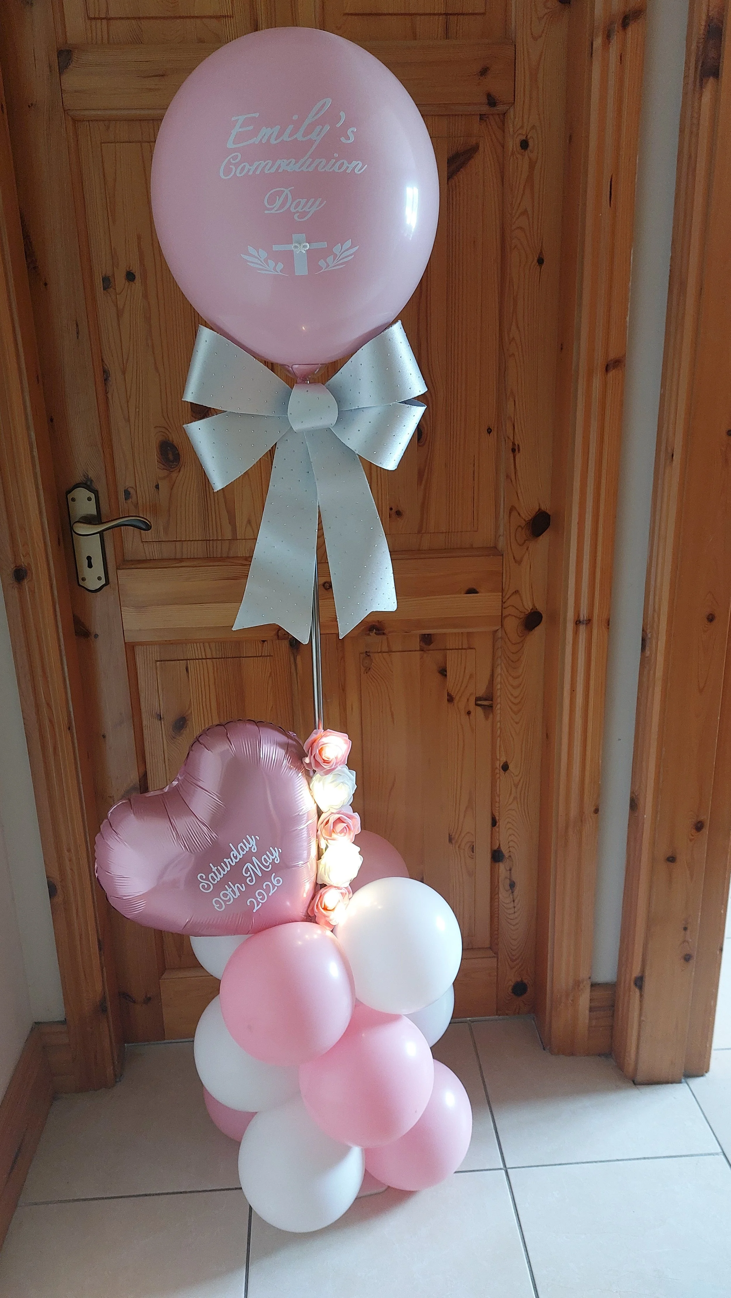 ITEM #102 --- Extendable pole display with large bow and heart foil balloon.