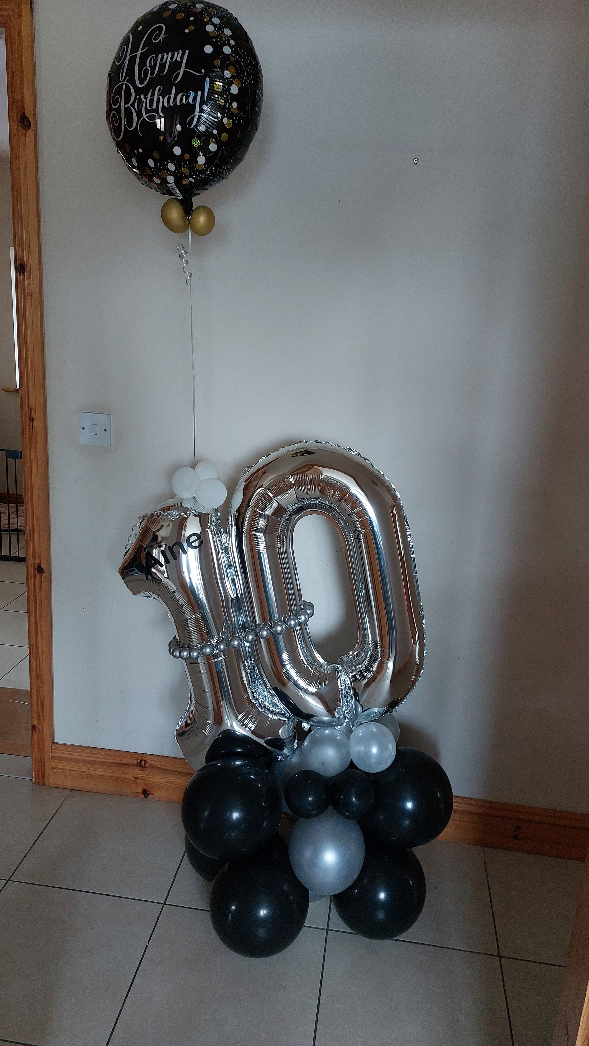 ITEM #85
€42
10th birthday balloon display with helium filled balloon.