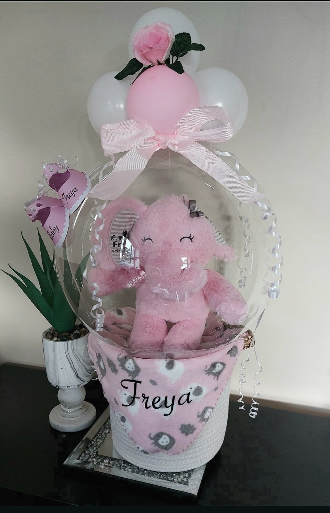 ITEM #11
€58
Bubble balloon basket with personalised blanket and teddy with roses, ribbon and mini shoes. (Pink)