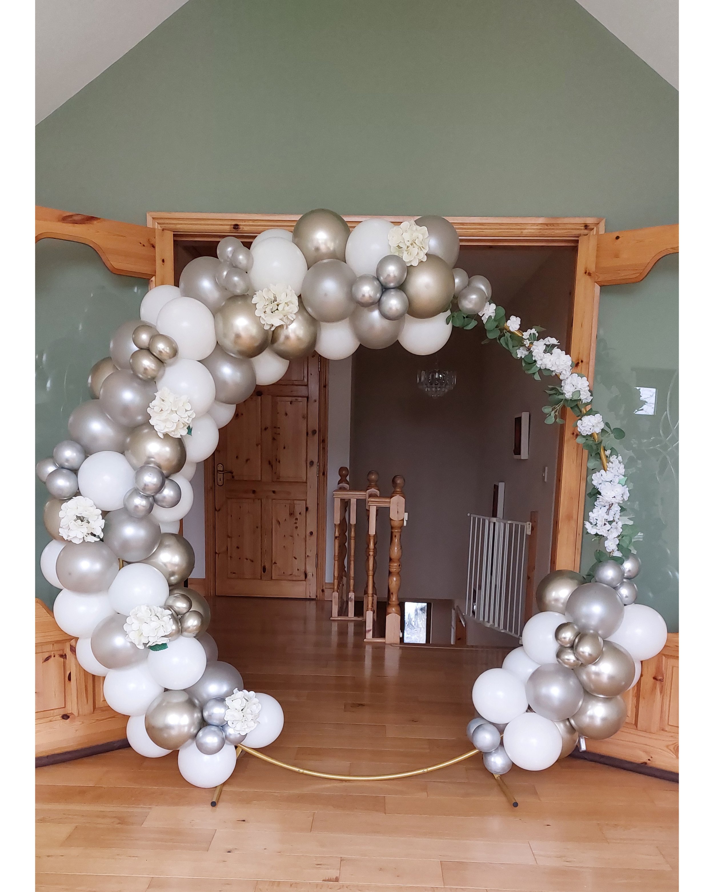ITEM #4
€300
Massive balloon hoop with foliage. Includes set up and hoop for rent (Deposit)