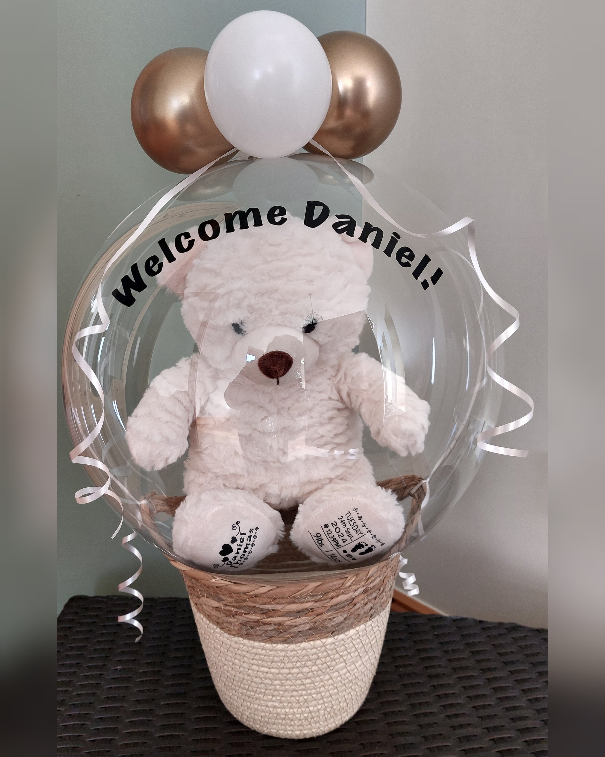 ITEM #5
€40
Personalised balloon display with basket and personalized teddy.