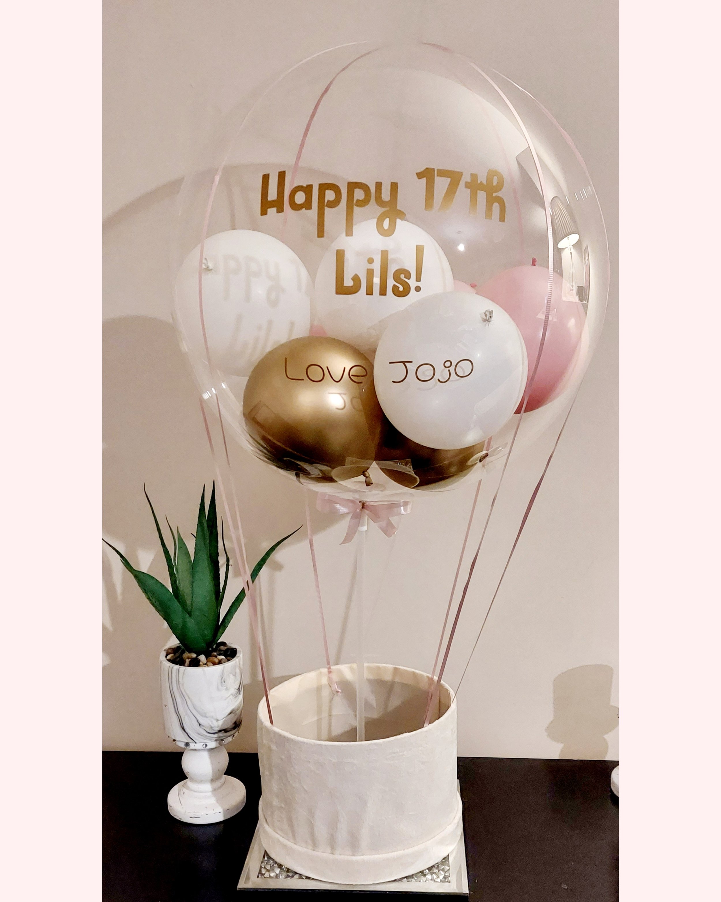 ITEM #10
€40
Personalised hot air balloon inspired display with basket included.
