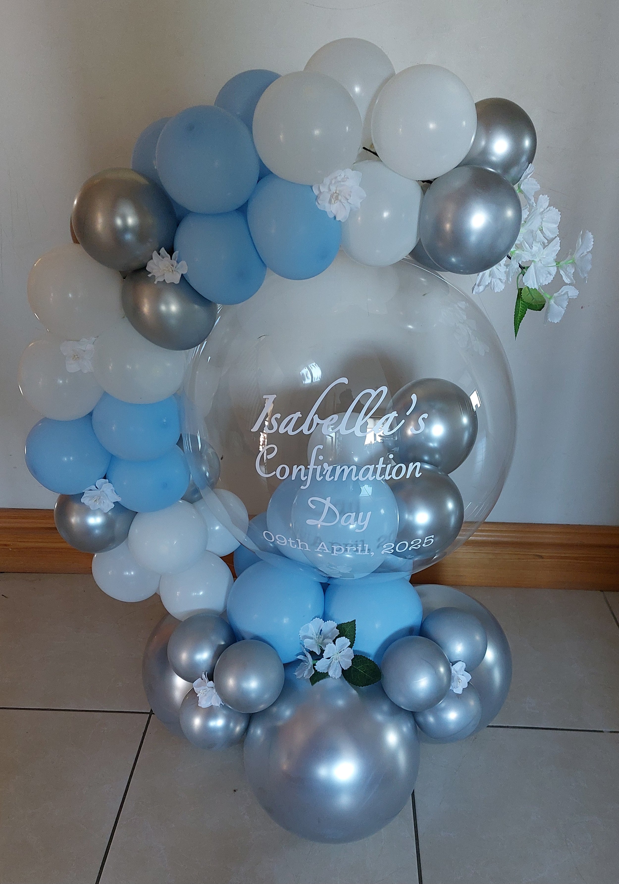 ITEM #58
€60
Personalised balloon hug with flowers and mini inner balloons.