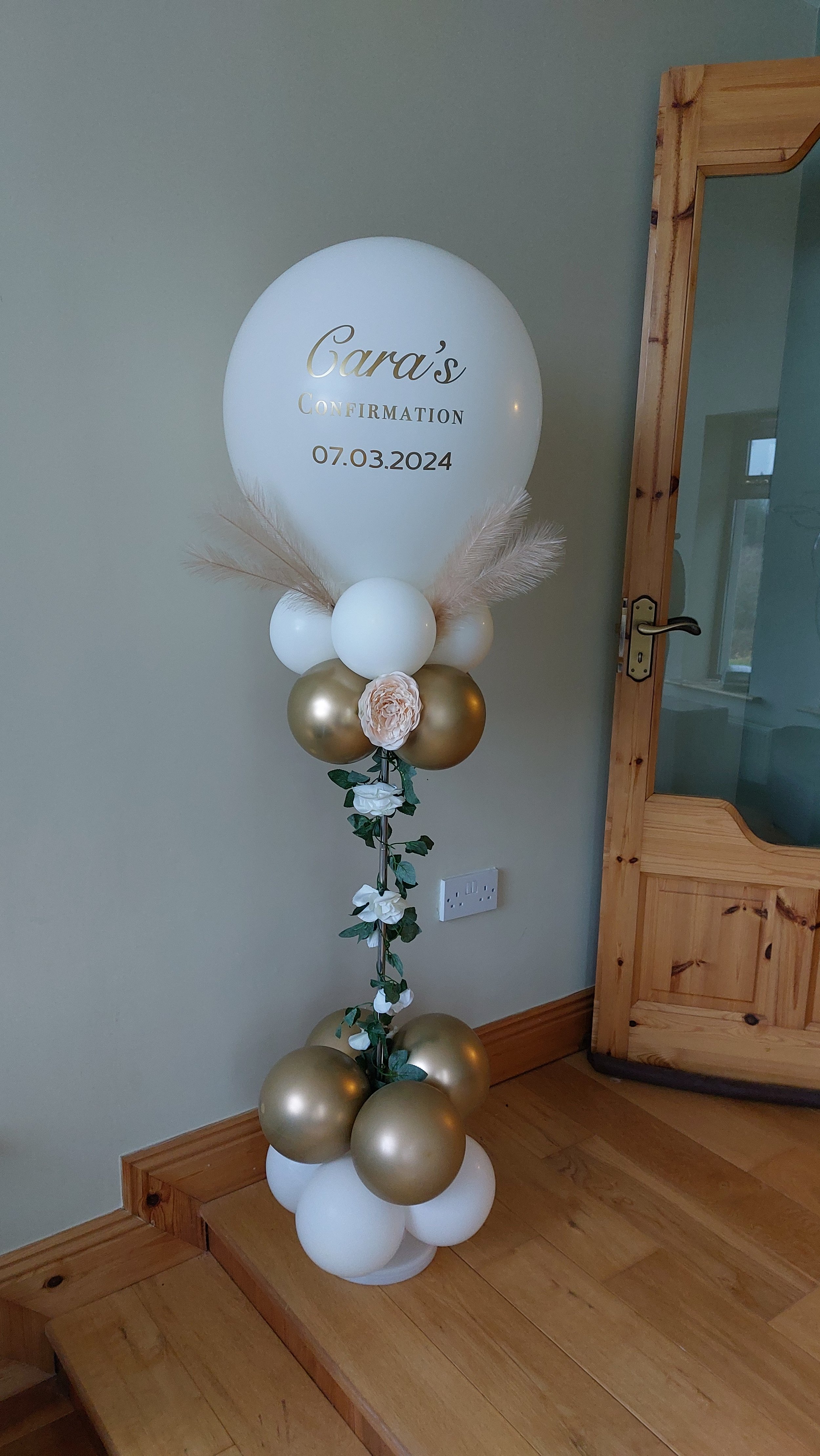ITEM #57
€68
Personalised Christening large balloon display with foliage. Includes extendable pole