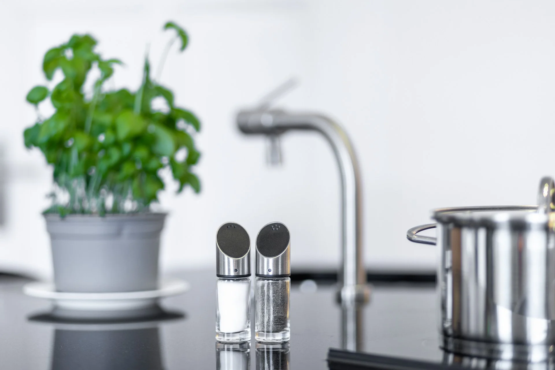 Küche mit Topf, Salz- und Pfefferstreuer, und Kräutertopf