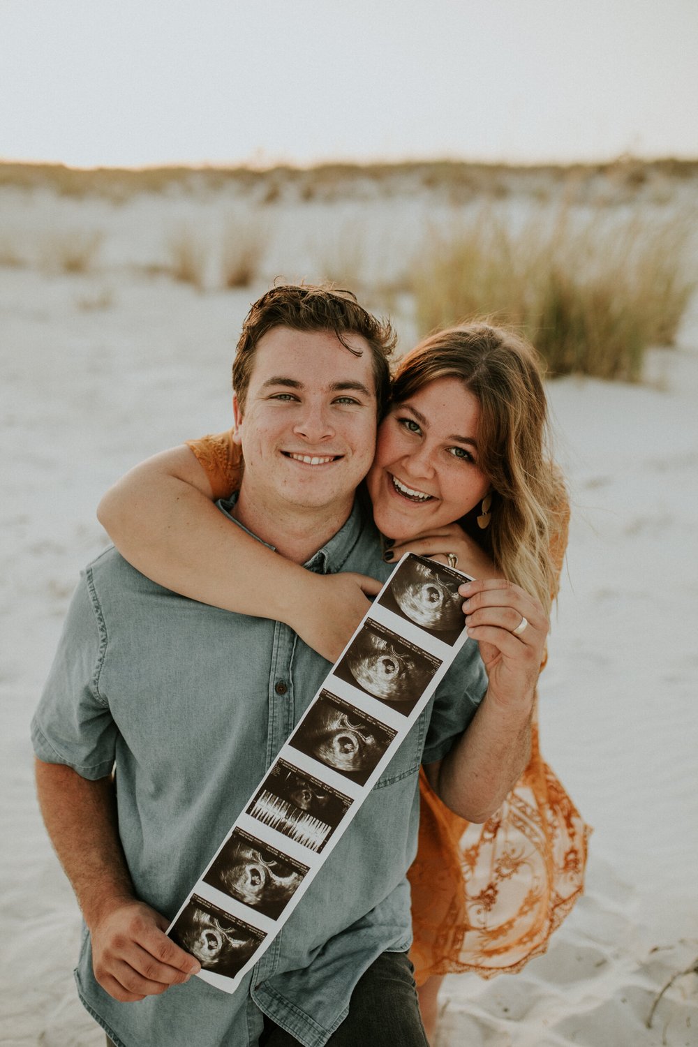 Panama_City_Beach_Florida_Photographer_Couples_Baby_Reveal_Beach_Photo_Session-5.jpg