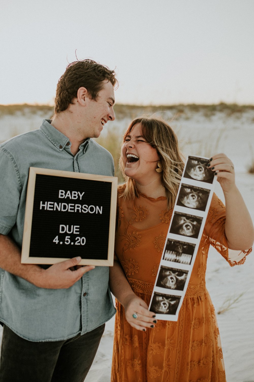 Panama_City_Beach_Florida_Photographer_Couples_Baby_Reveal_Beach_Photo_Session-17.jpg