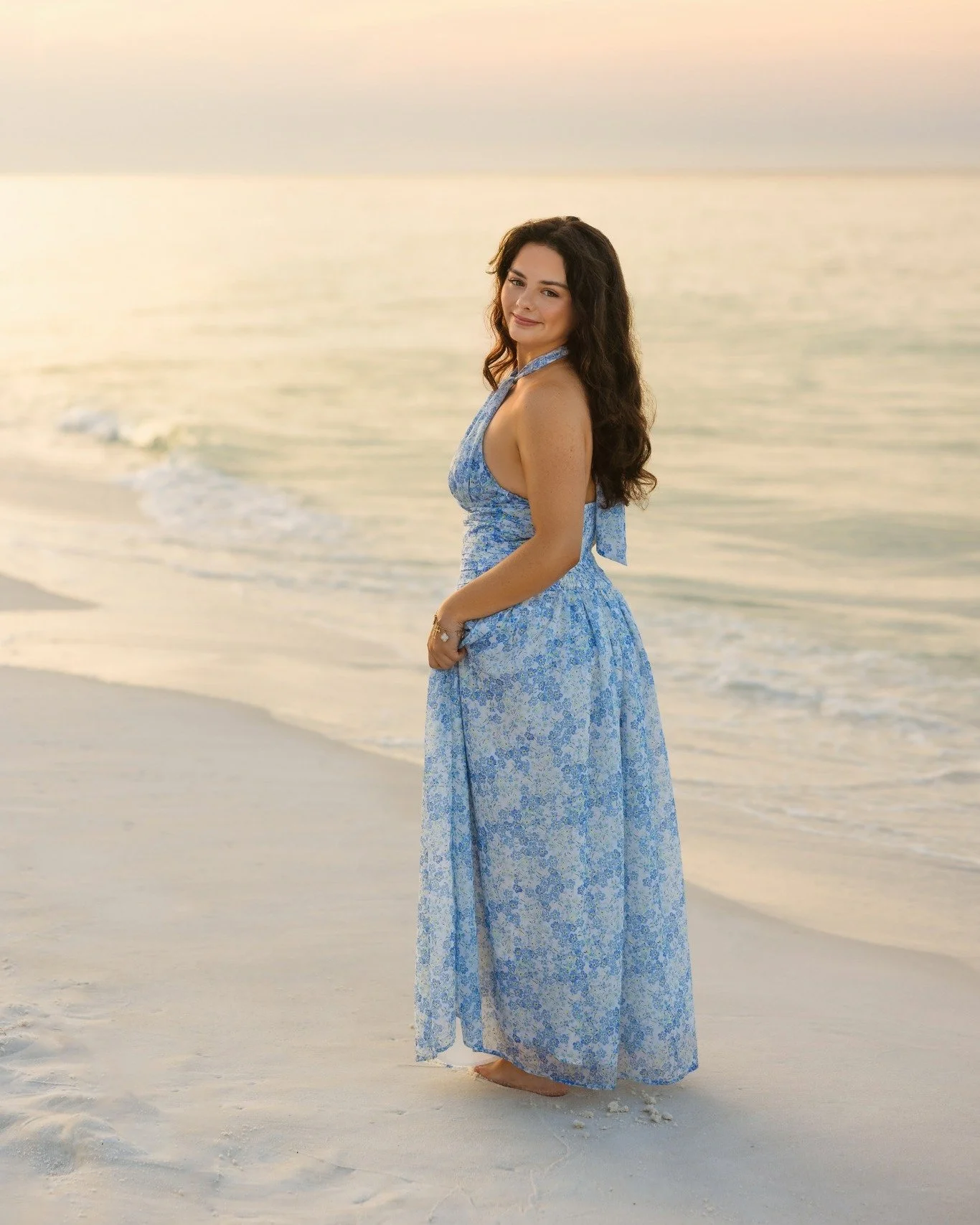 Can we just take a moment to appreciate the waves&hellip; and yes, that bird was a paid actor! 

Rachel&rsquo;s senior session was everything: perfect light, the perfect location, and effortless vibes all around. 

Outfit changes? Check. 
Stunning im