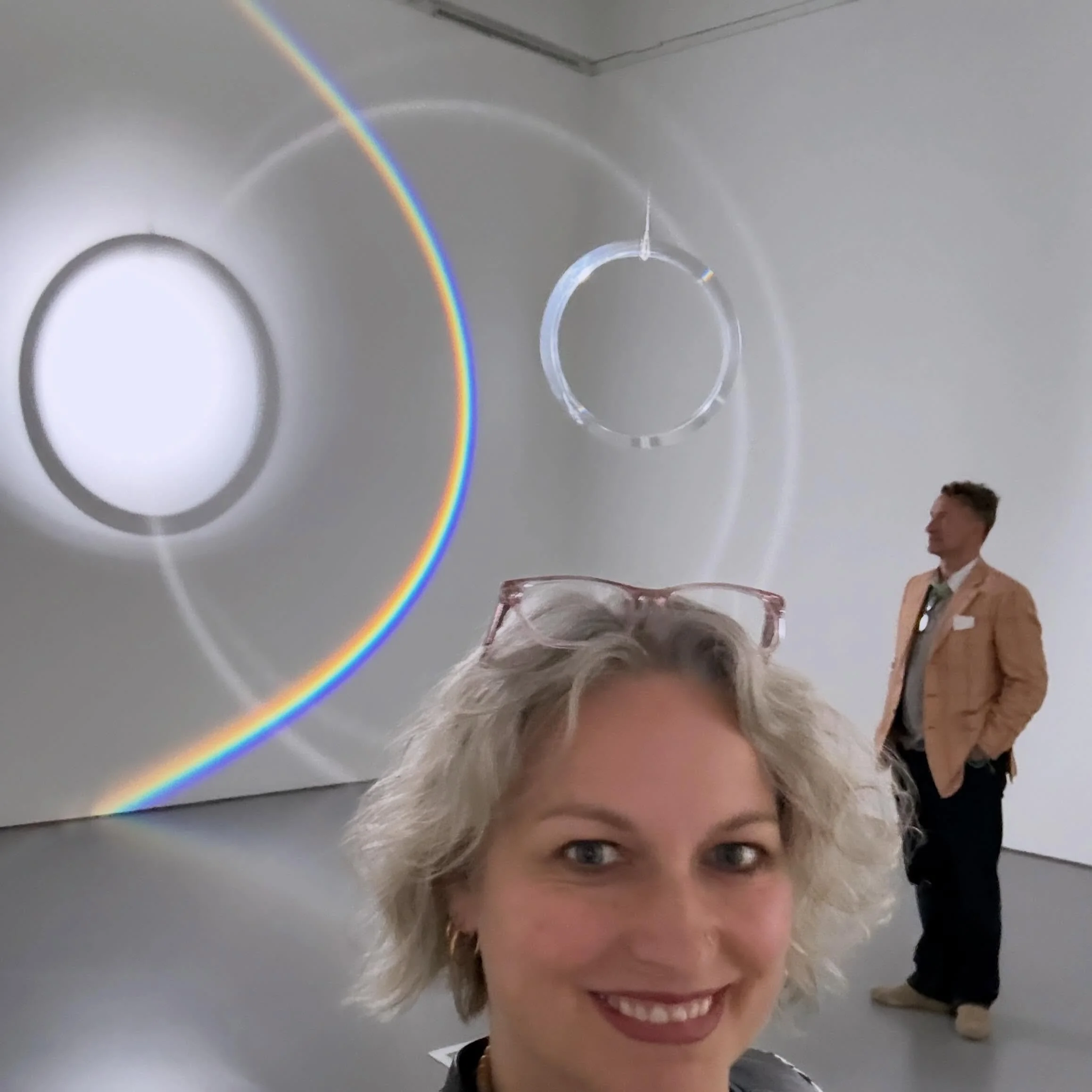 Light and shadow create our visual reality. Colour emerges as their language. 🌈✨ 
&ldquo;Round Rainbow&rdquo; at @hirshhorn turned an ordinary Monday into something we&rsquo;ll be chasing the feeling of for a long time. 

Simple. Yet magical. It doe