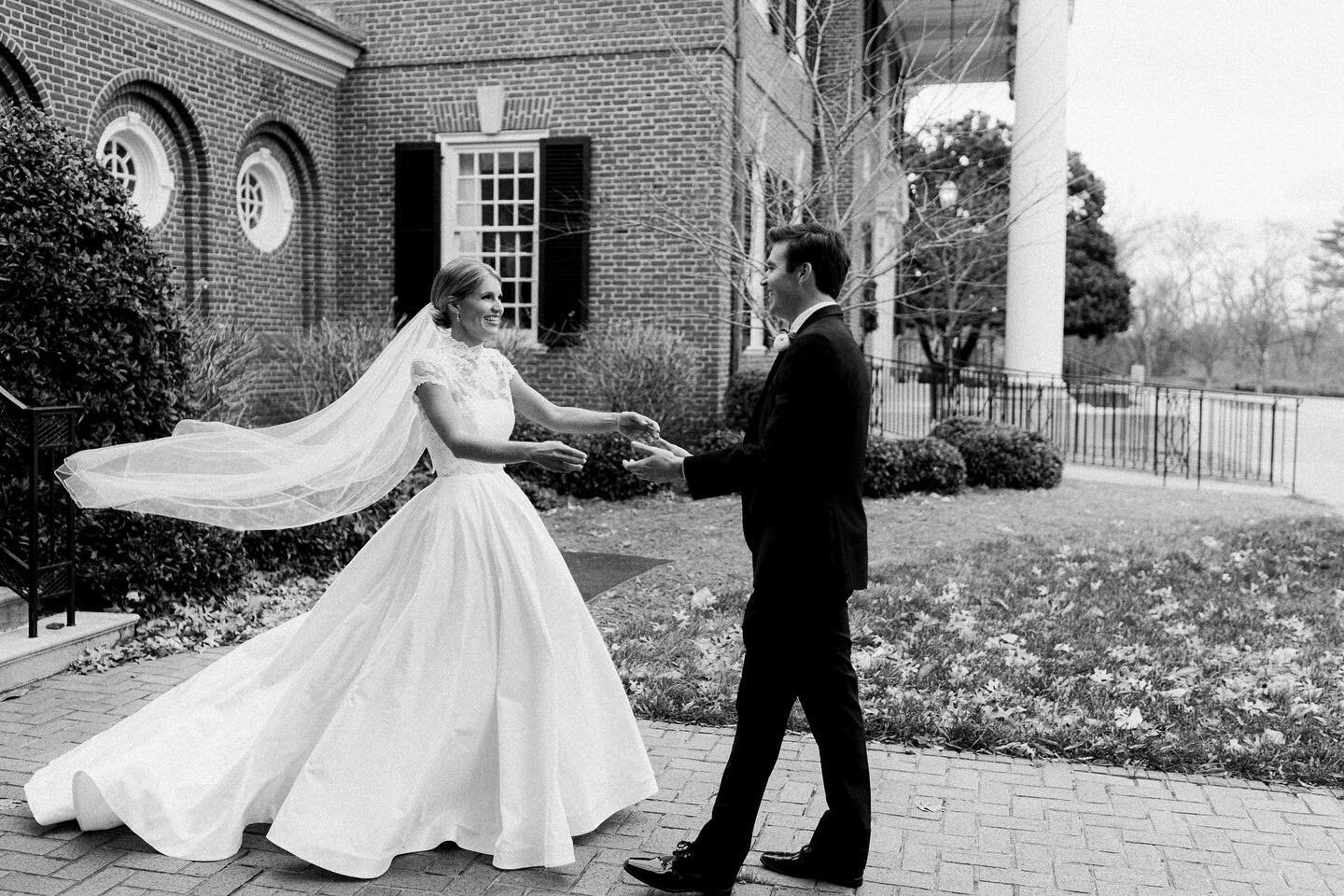 First look magic in action! 🤍🖤
.
.
#firstlook #weddingwednesday #brideandgroom #firstlookwedding #bride #blackandwhite #weddingphotography #weddingplanning #weddingplanner