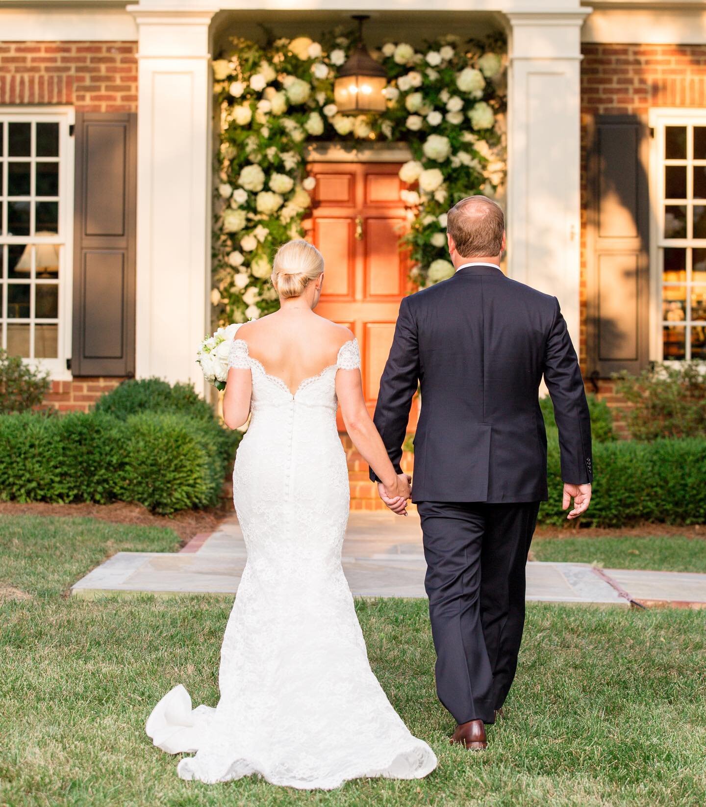Walking into the weekend like💃💃! 
.
This couple didn&rsquo;t need just one floral entrance, but two! Some of the sweetest clients. 🥰
.
.
#brideandgroom #weddingentrance #athomewedding #athome #weddingflowers #weddingflorals #wedding #weddingdesign
