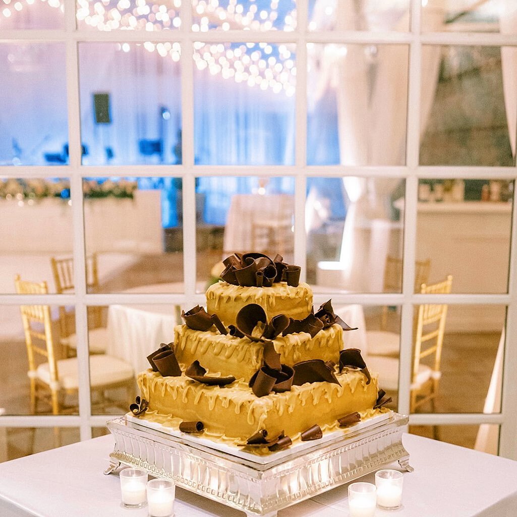 IYKYK on this #weddingwednesday 🥰
.
.
#caramelcake #weddingcake #groomscake #nashvillecakes #cakes #weddinginspiration #nashvilleweddings #christmaswedding #winterwedding