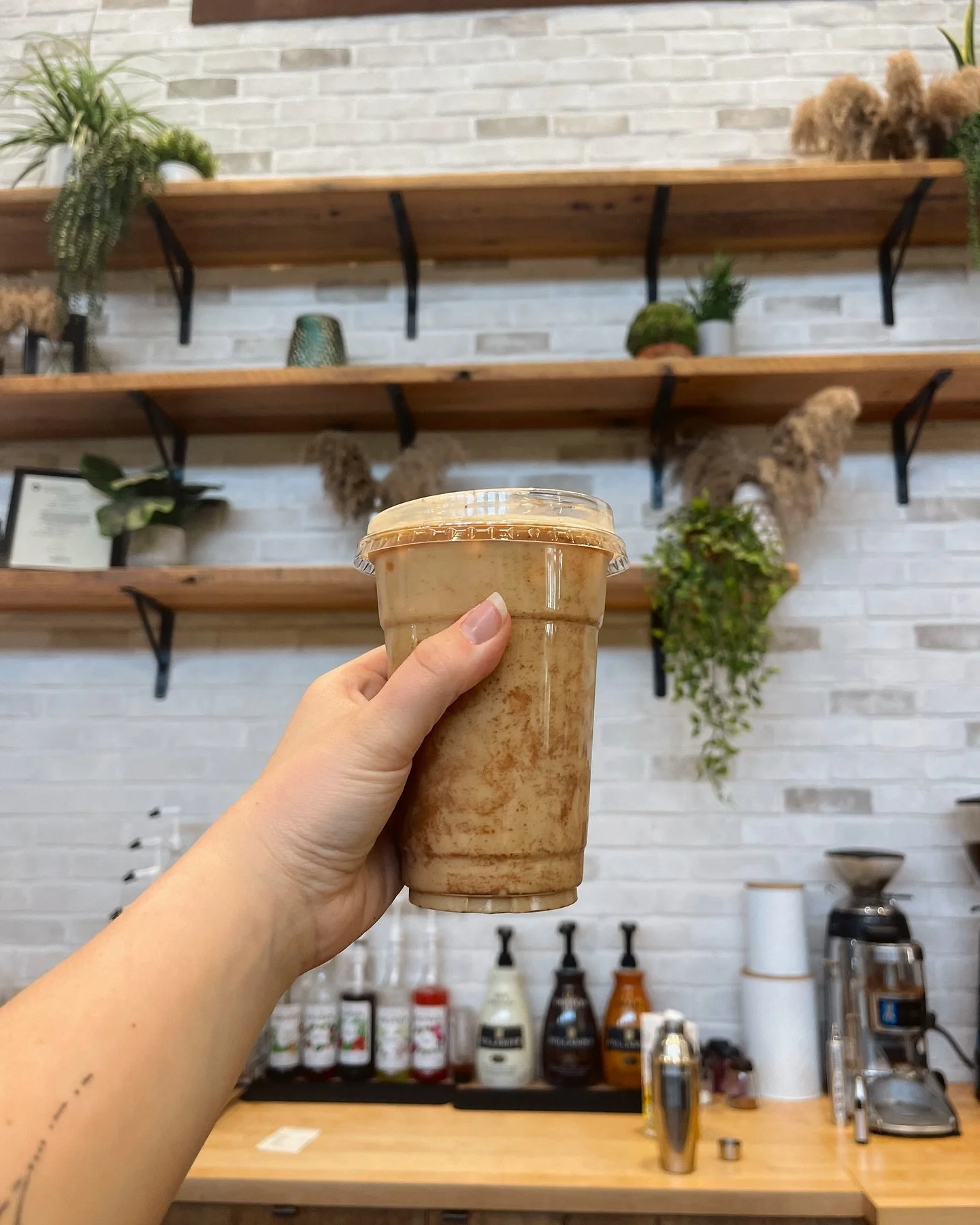 Cinnamon- the perfect touch to any coffee year-round! If you&rsquo;re looking to add some extra ✨spice✨ To your order, try:
- Cinnamon Sugar Latte🍨
- Cinnamon Roll Shaken Espresso 🤎
- Honey + Cinnamon 🐝
- Iced Chai with extra Cinnamon on top🫚
- A