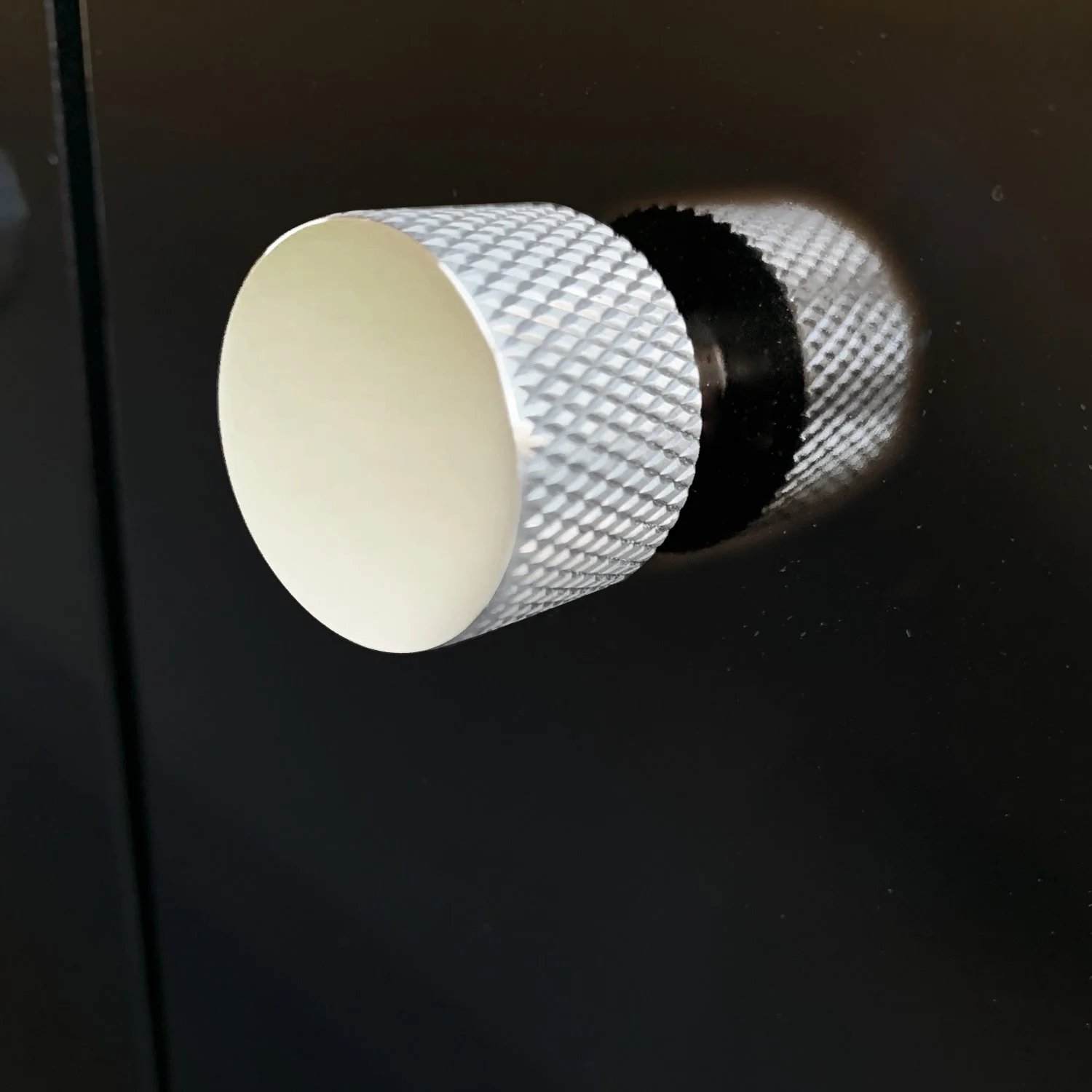 knob_knurled_pn_black_vanity.jpg