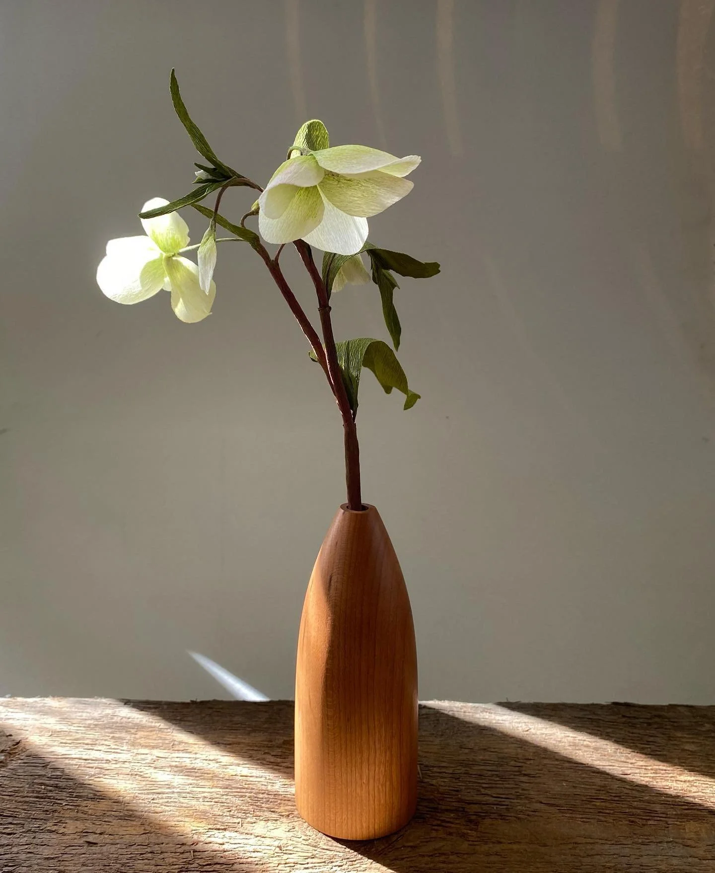 Hellebore by HOPE Paper Flowers in vase by Small Goods Design. Join us at the Lyndhurst Craft Fair May 5-7 #paperflowers #papernotplant #papernotpicked #❤️mom #botanical #homeart #hudsonvalleyhomes #smallgoodsdesign #artridercrafts