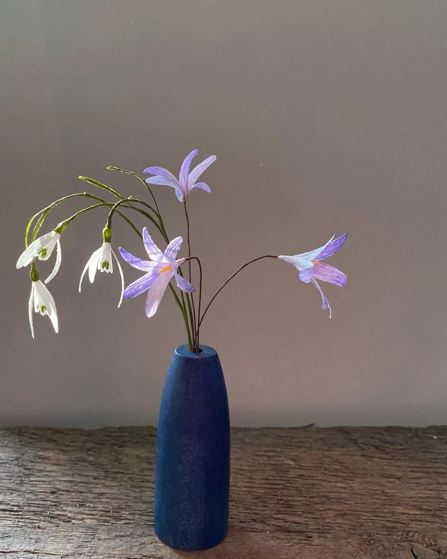 Posy of snowdrops and Siberian squill by HOPE Paper Flowers in vase by Small Goods Design. Join us at the Lyndhurst Craft Fair on May 5-7 #paperflowers #madeinkingston #smallgoodsdesign #papernotplant #papernotpicked #artridercrafts #mothersday #❤️mo