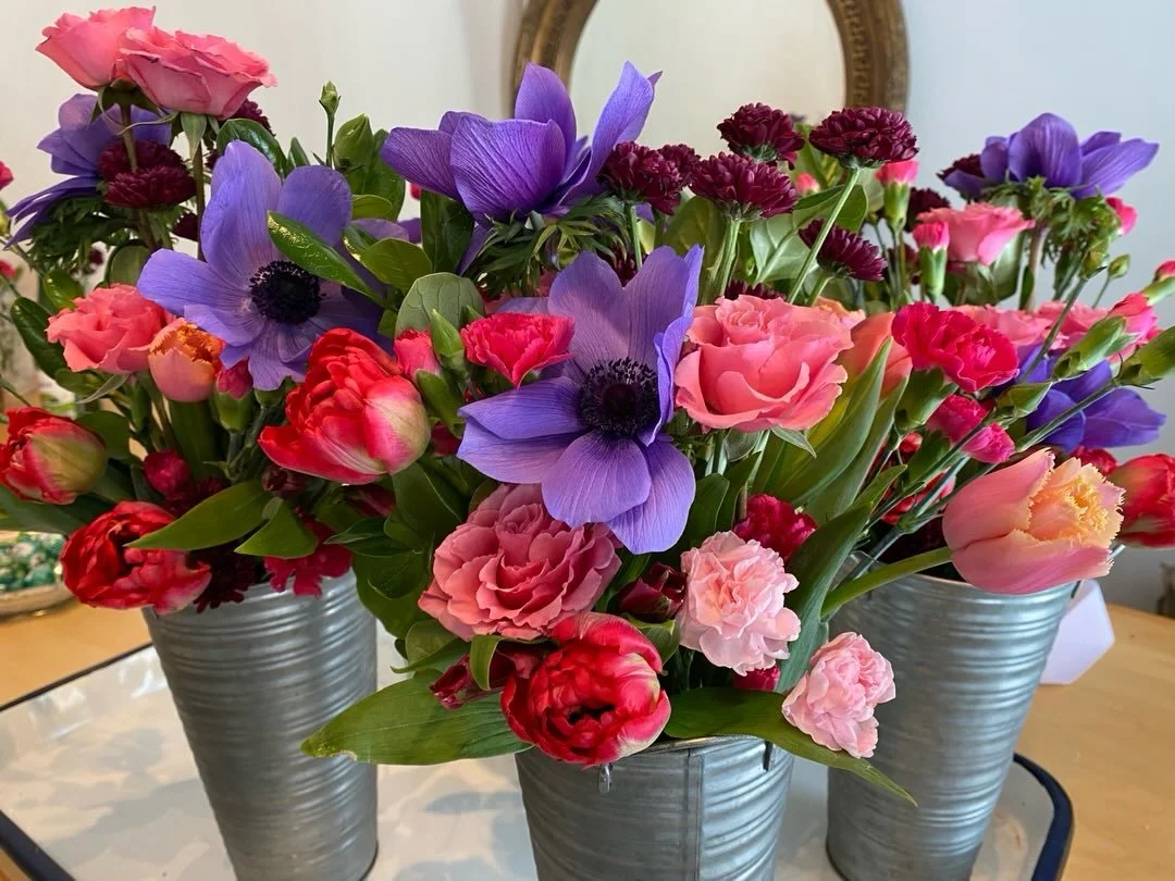 Introducing my new FRESH flower design workshop and website: freshweddingflorals.com in Kingston, NY #FRESH #kingstonny #plantnotpaper #goinglive #checkitout 🌷🌸