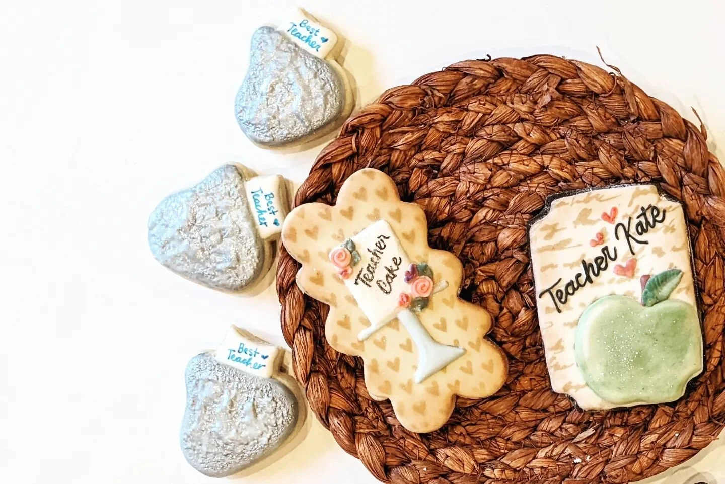 Sometimes life surprises you and what better way to embrace those surprises than with cookies!

We got a surprise visit from an amazing teacher who is one of the best! 
.
.
.
.
.
.
.
.
#cookiegalca
#glazeicing
#glazeicingdecoratedcookies
#sanjosecook