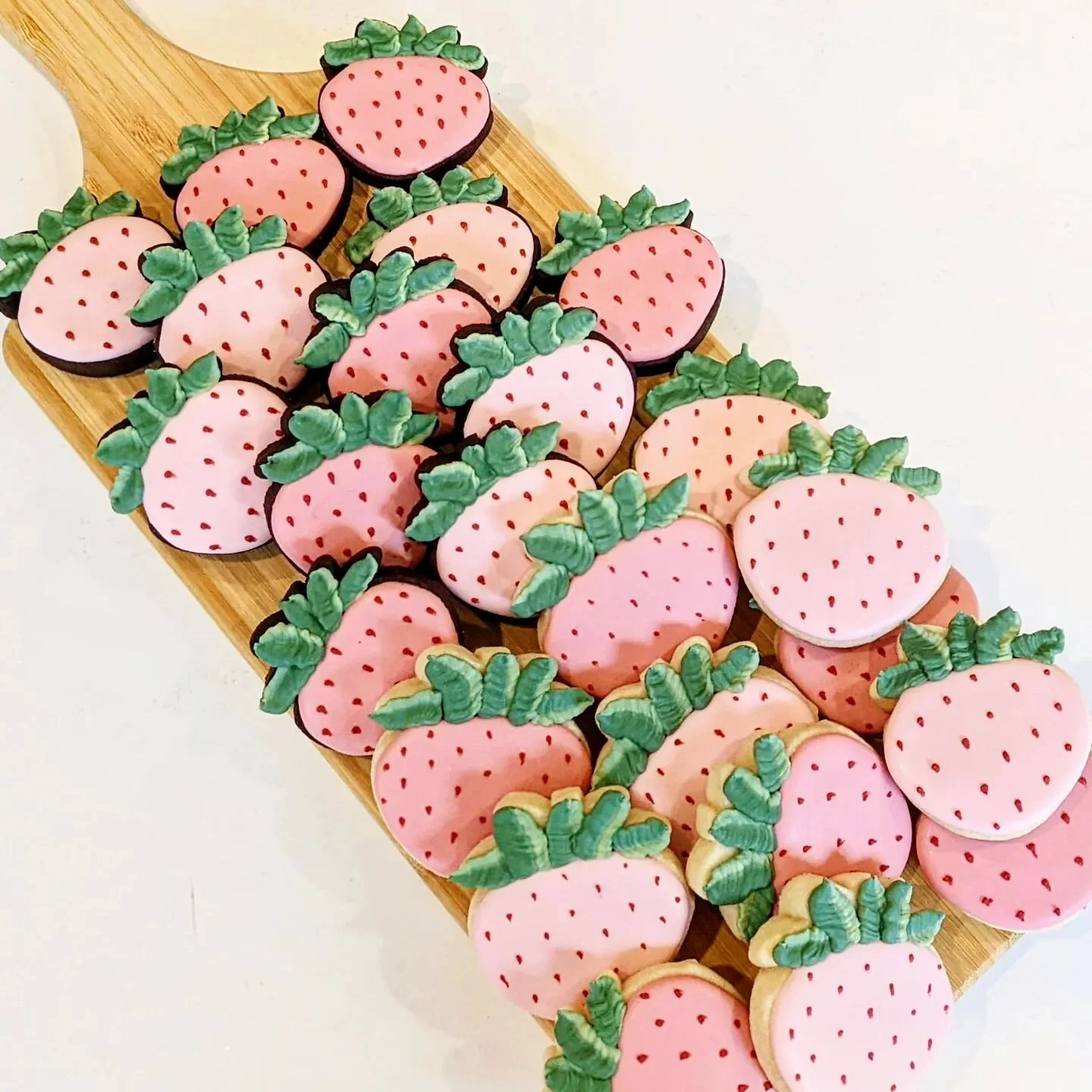 🍓🍓 STRAWBERRIES 🍓🍓
.
.
.
.
.
.
.
#cookiegalca
#glazeicing
#sanjosecookies
#bayareacookies
#cookiesofinstagram
#edibleart
#cookiedecorator
#talentedcookiers
#decoratedcookies
#sugarcookiemarketing
#cookielover
#cookiegram
#thebakefeed
#instacookie