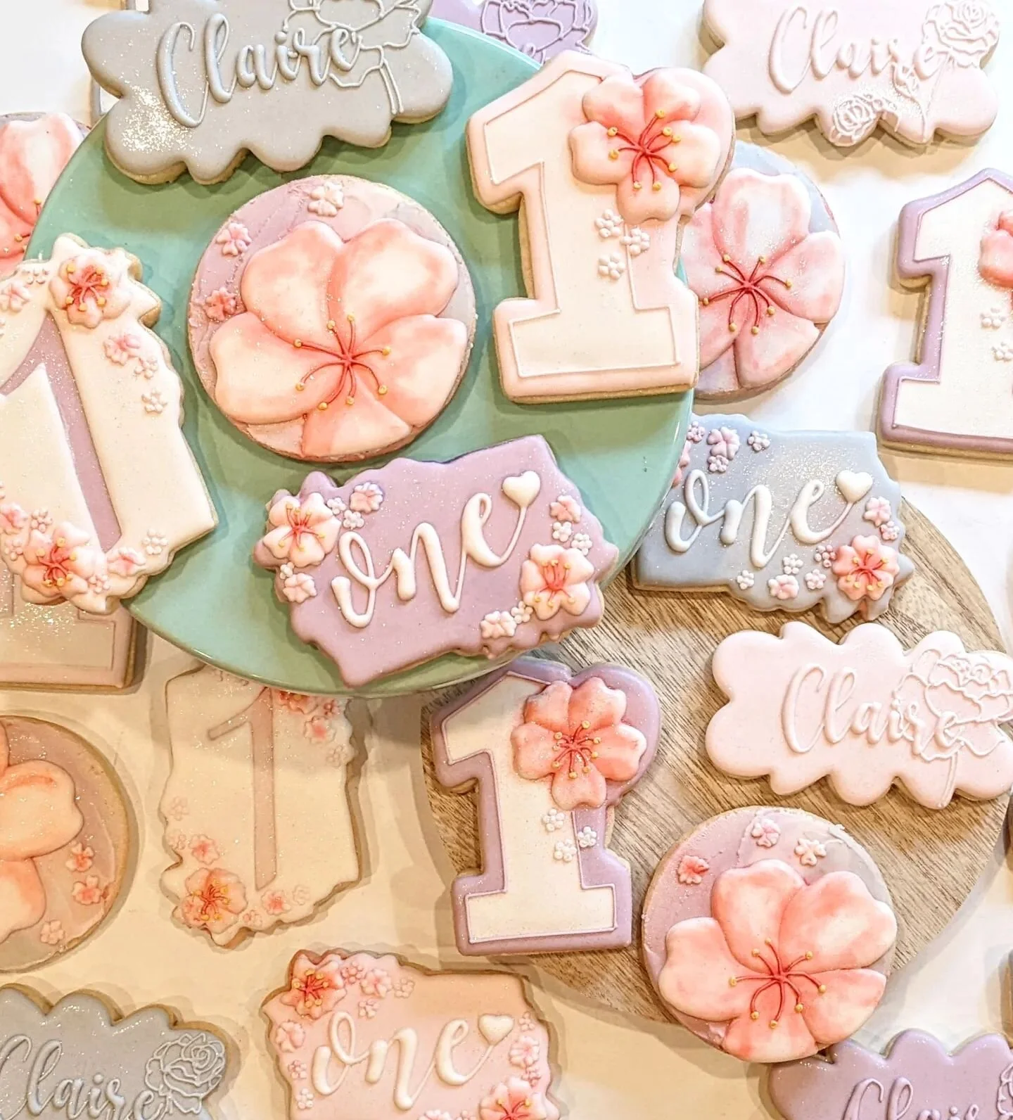 When I was a kid I always used to make flower doodles on everything.... Now one of my absolute favorite things to create on cookies are flowers... Some things we just don't grow out of!
.
.
.
.
.
.
.
.
.
#cookiegalca
#glazeicing
#sanjosecookies
#baya