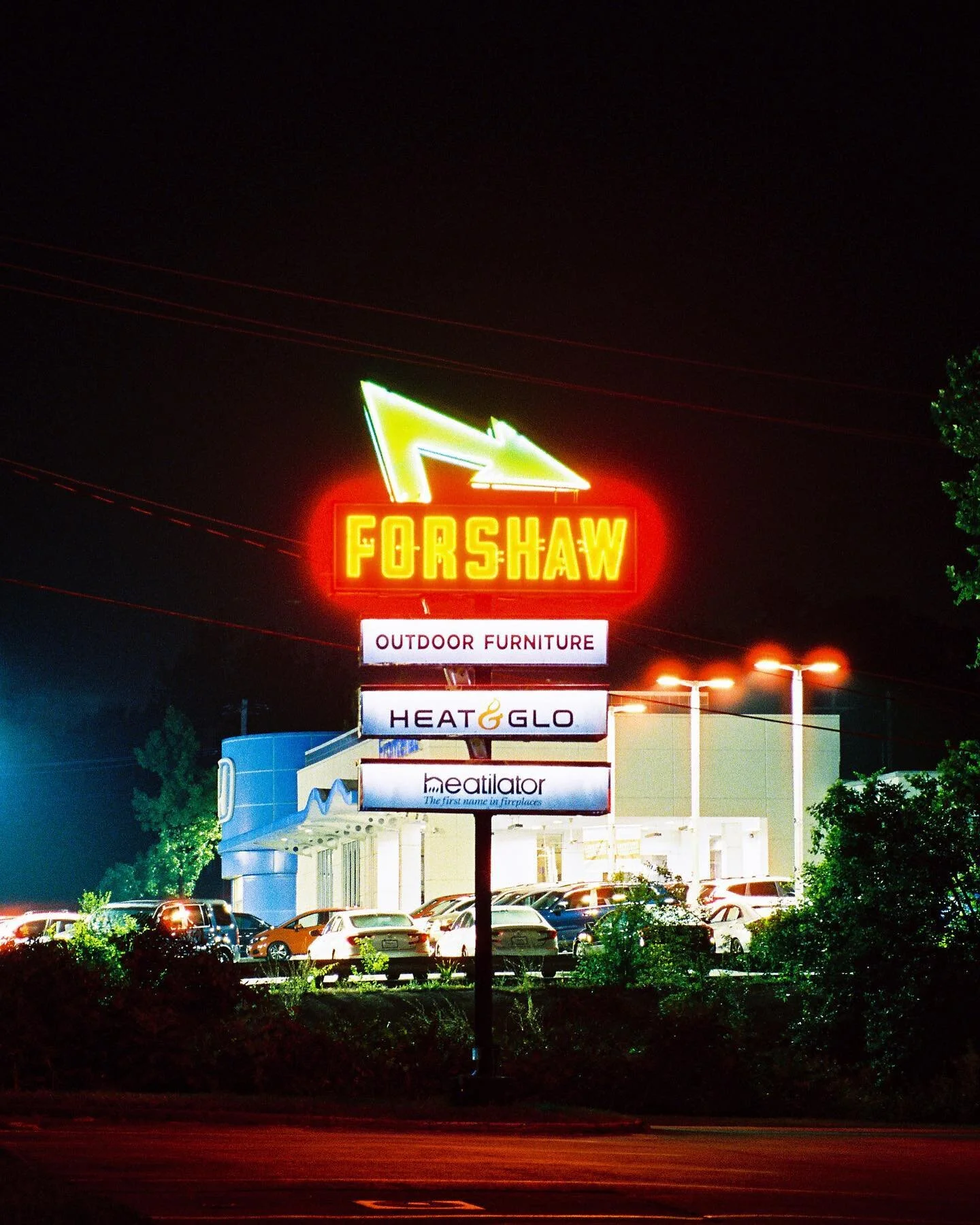 🎶 There&rsquo;s no other store like Forshaaaaaw&rsquo;s 🎵 #cinestill800t &bull; big shout out to my STL film shooters 🐅🎞🔥 &bull; #filmbytigre 
&bull;
&bull;
And of course had to hit the @bp_petrol for the #filmhalation LOLOLOLOL &bull; #cinestil